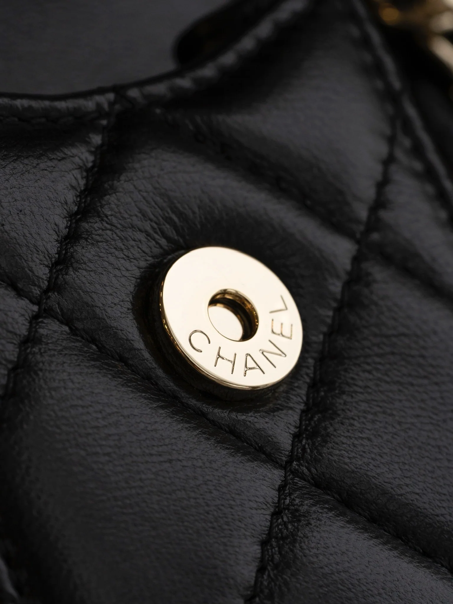 Большая многофункциональная сумка для фотоаппарата Chanel из 24-каратного золота — черная.