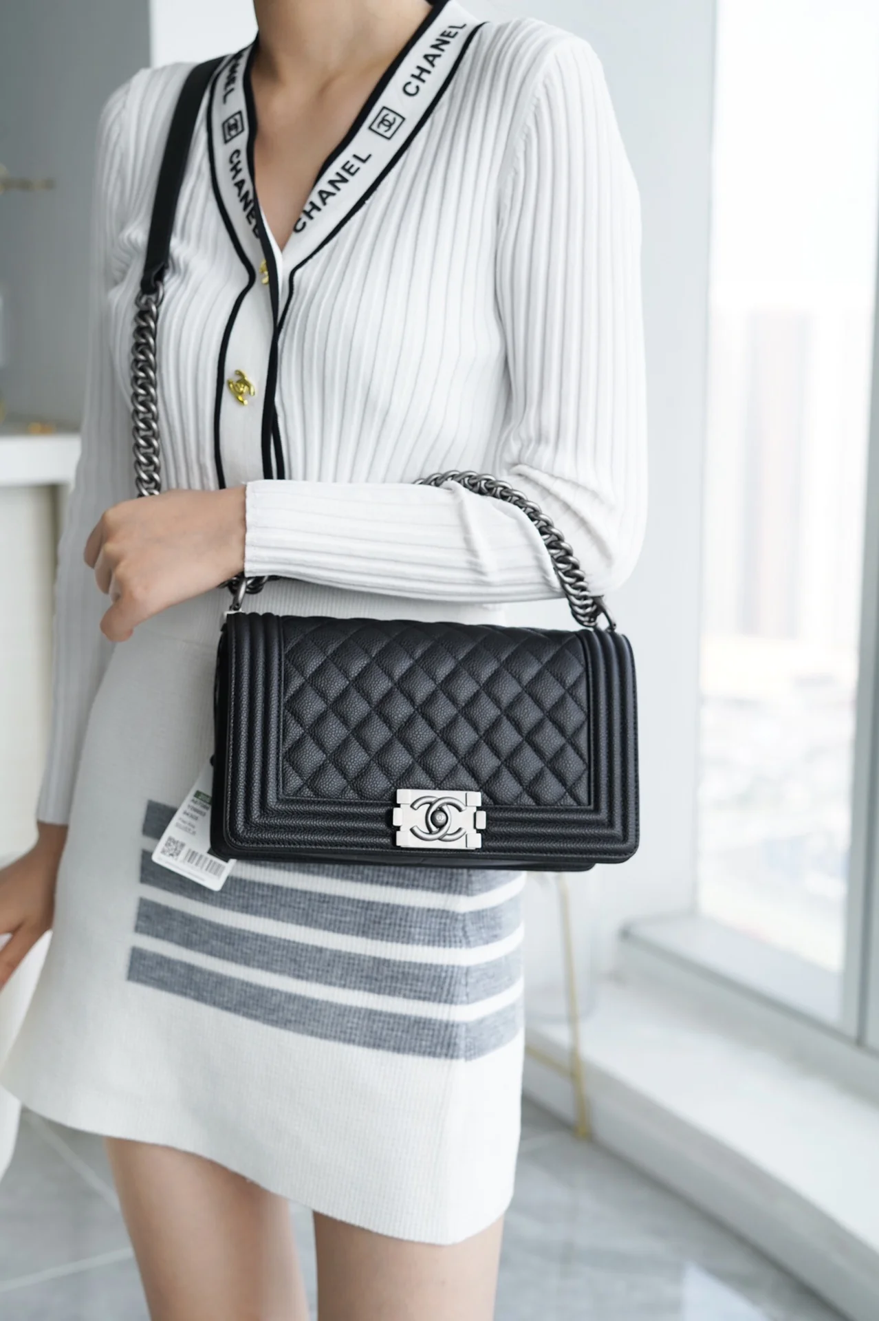 Коллекция Chanel Le Boy - Черная кожа личи, винтажная серебряная пряжка - 25 см