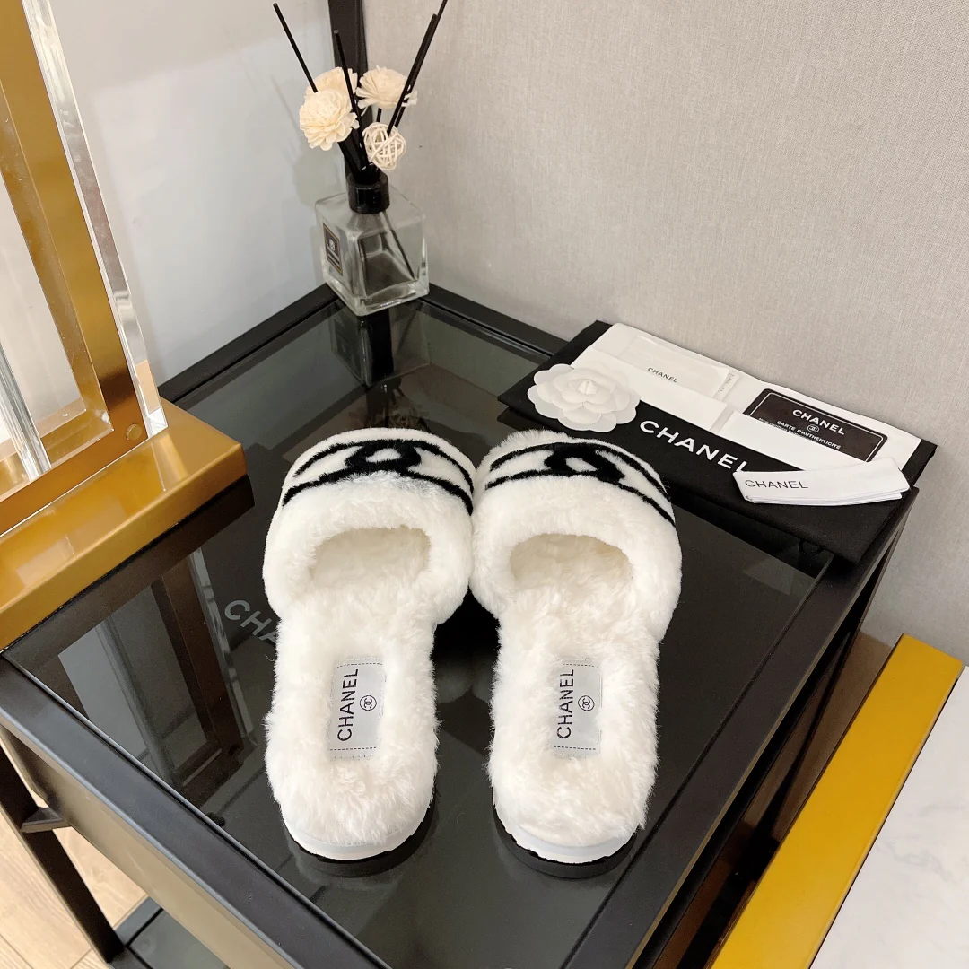 Коллекция Chanel 2022 года с подиума - Меховые тапочки - Белые