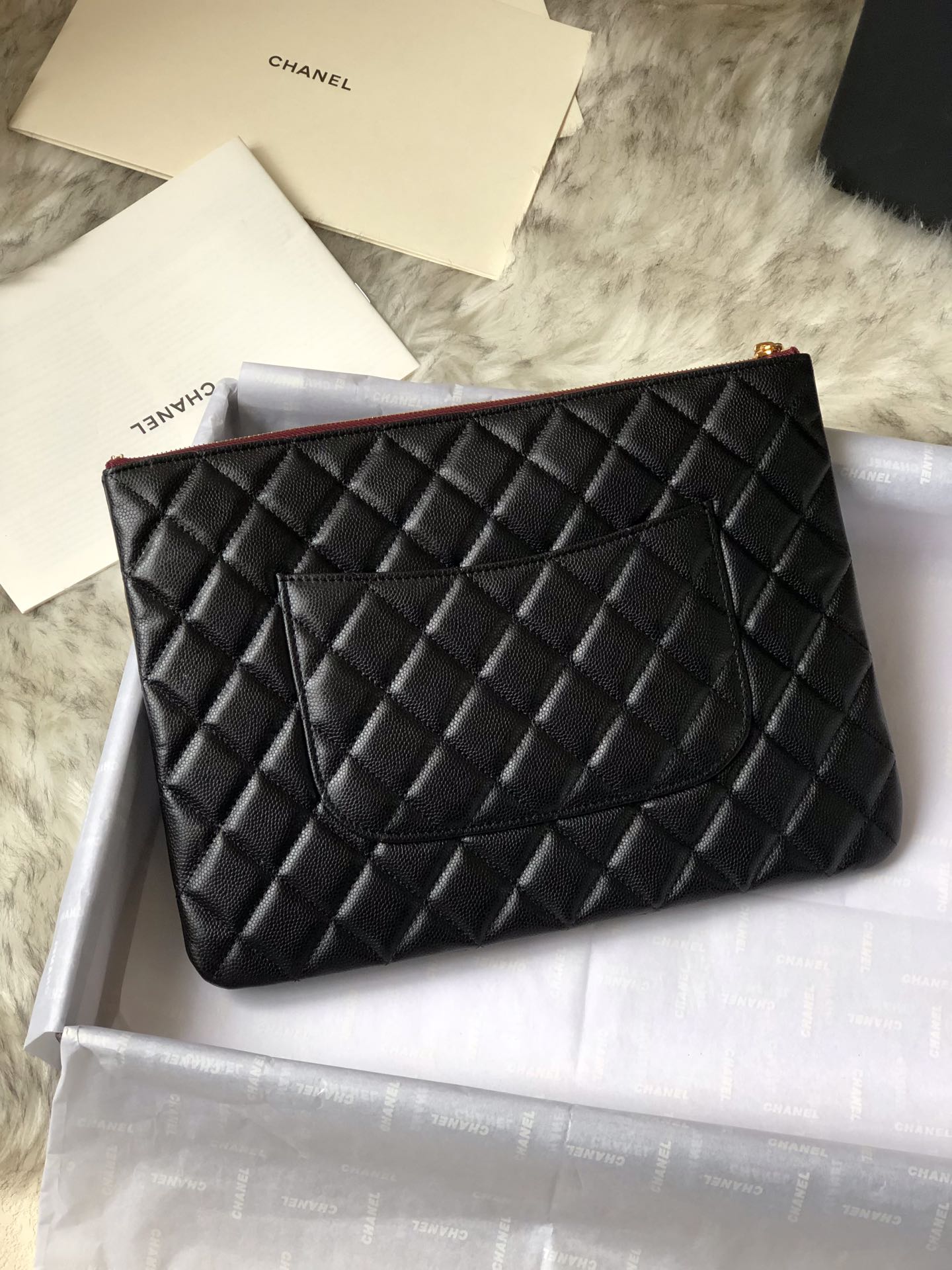 Маленькая сумочка-клатч Chanel с золотой фурнитурой