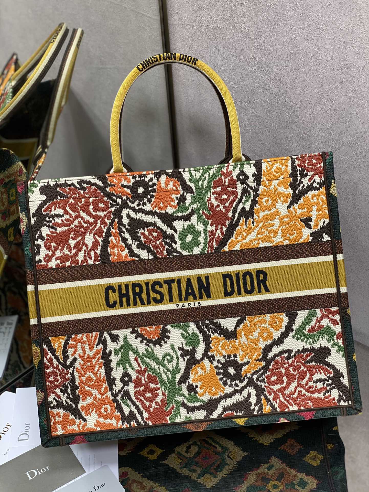 Сумка Dior Book Tote, большой размер 41-5 см, с цветком Adorna.