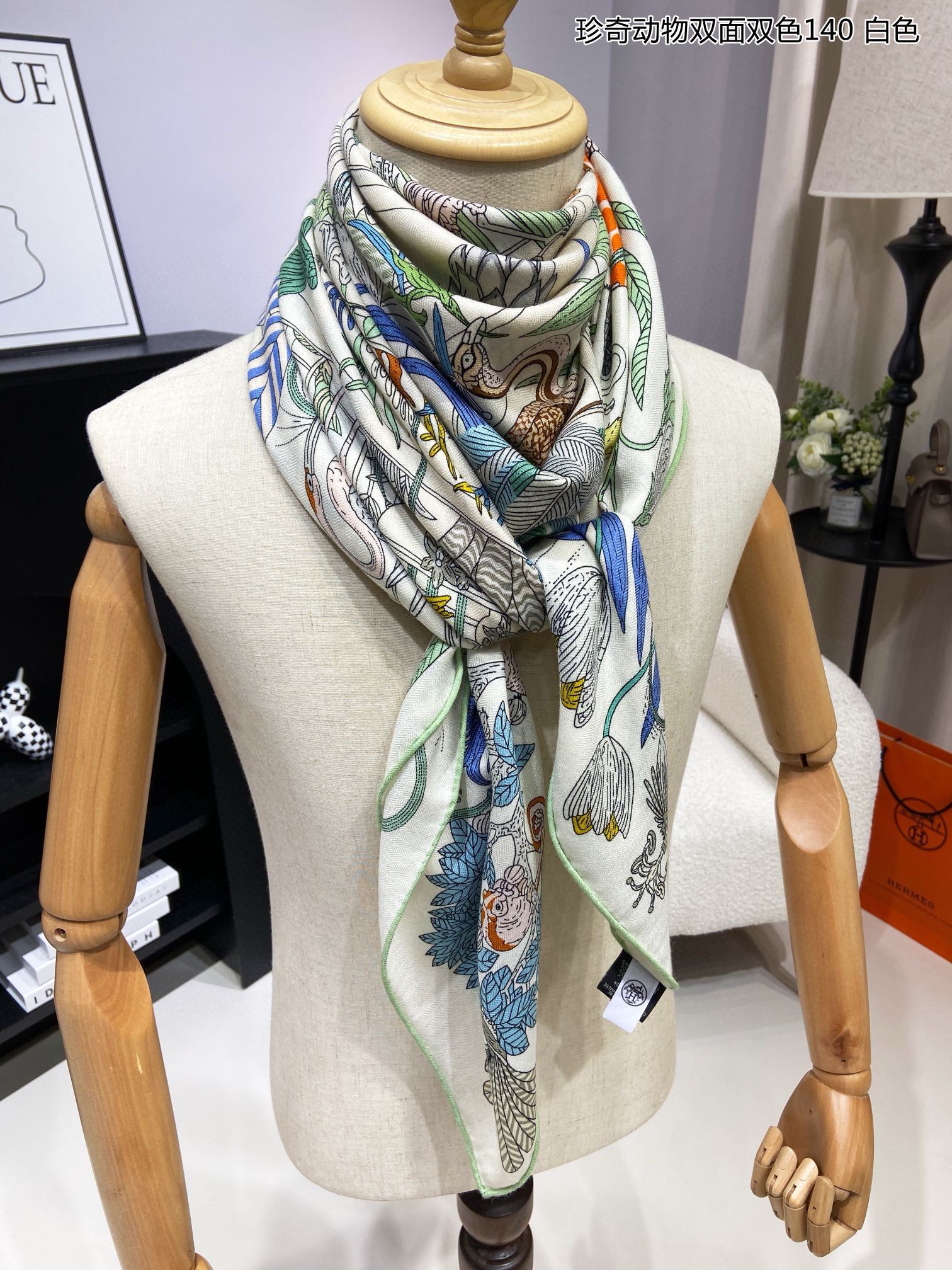 Большой носовой платок Hermes с изображением экзотического животного - 140-140