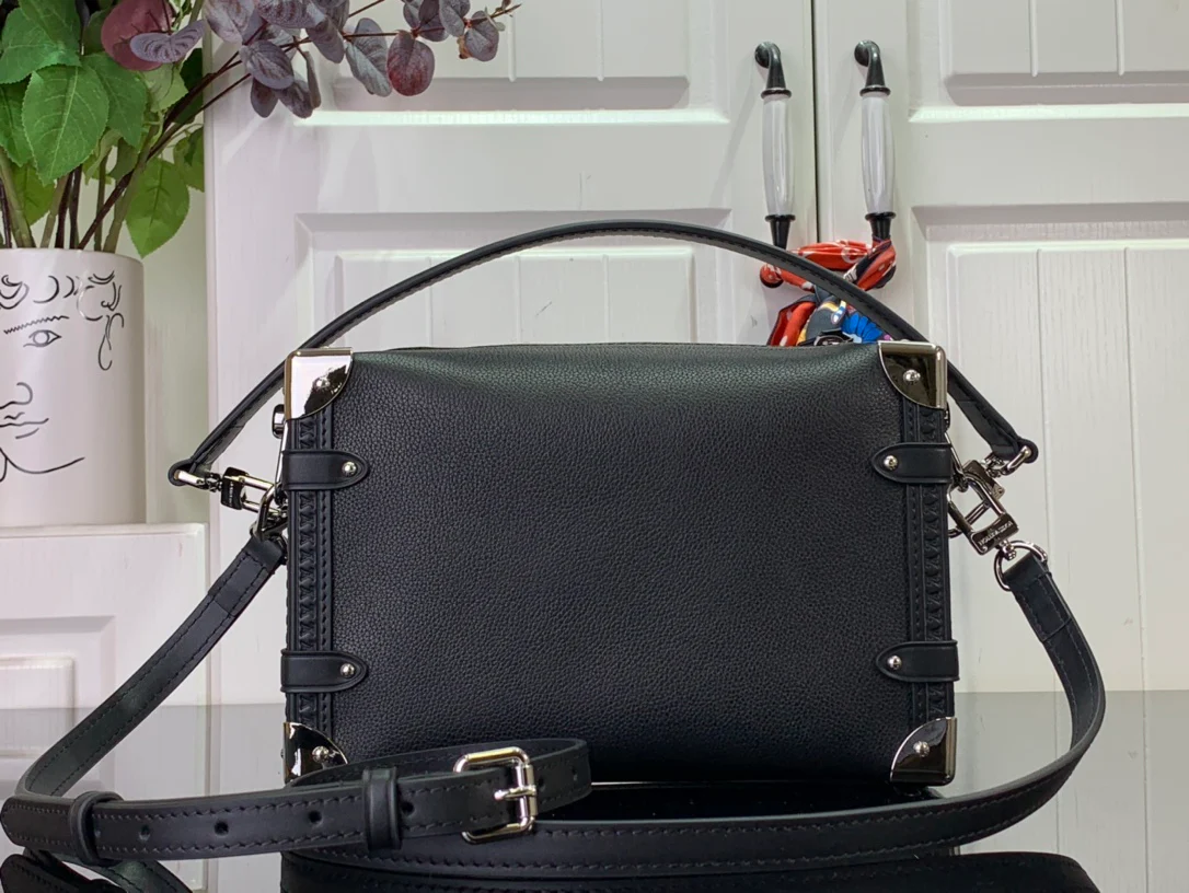 m25160-LV-side-trunk-medium chain bag-black