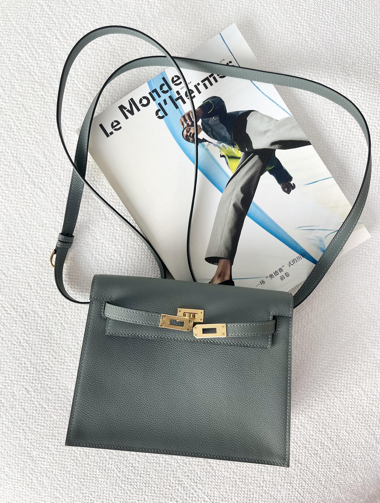 Hermes Kelly Danse Evercolor миндально-зеленого цвета с золотой пряжкой