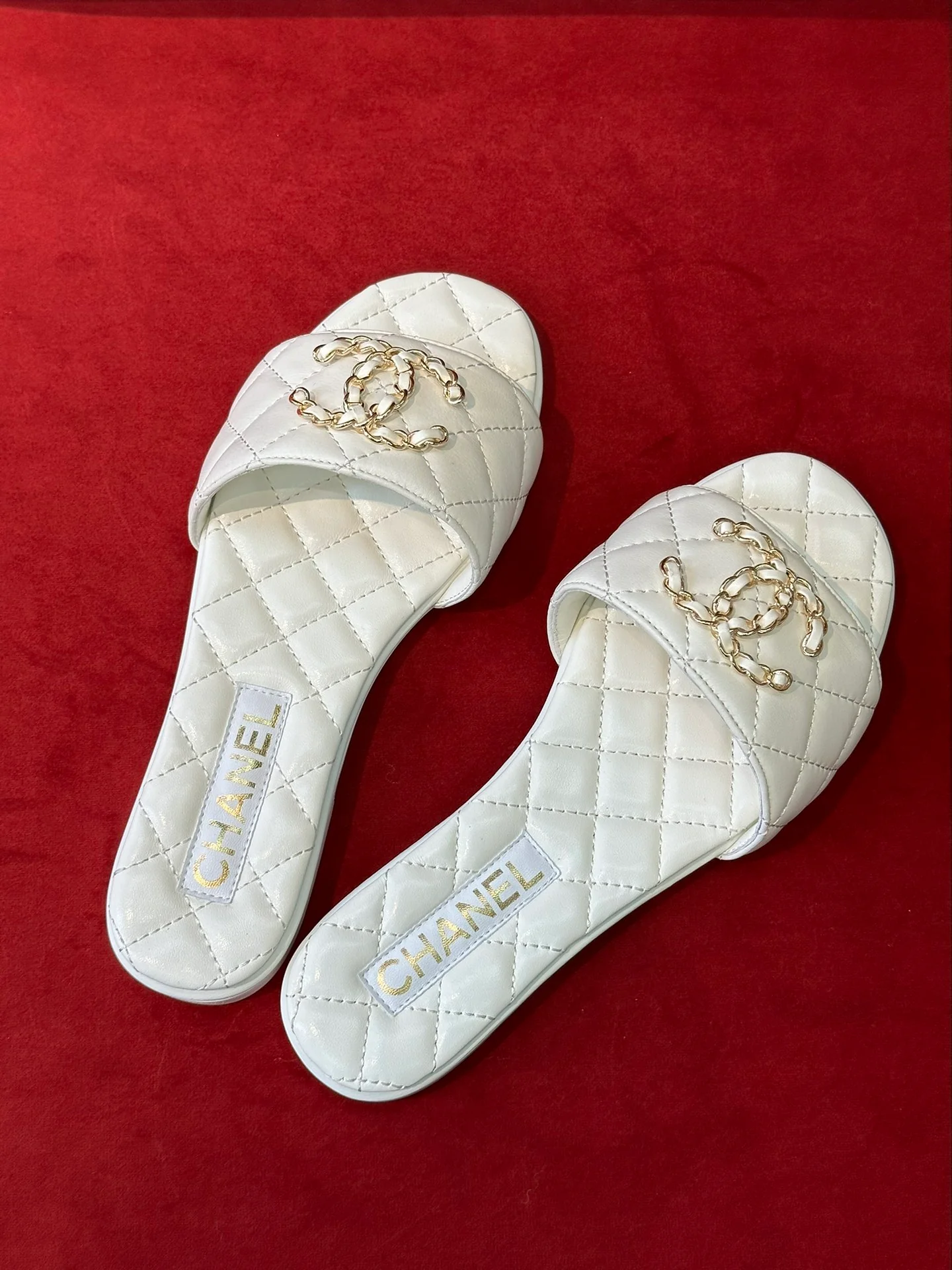 Новинка 2023 года от Chanel - Стеганые тапочки из овечьей кожи - Белые - 1 шт.