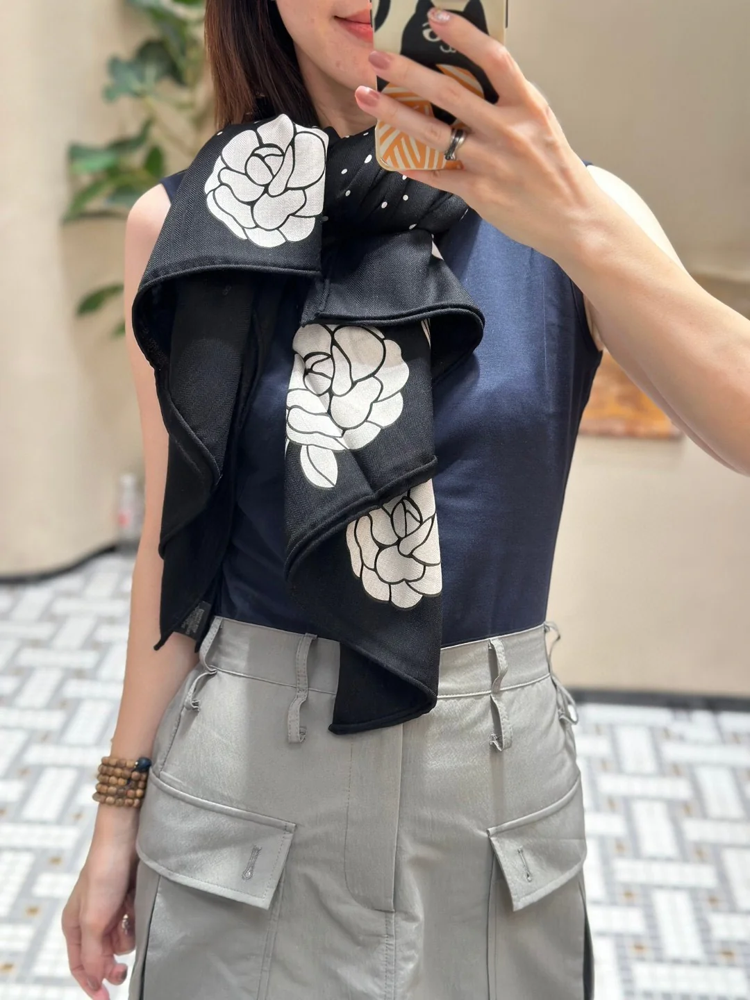 Шарф Chanel 2024 с отделкой из камелий - 140-140