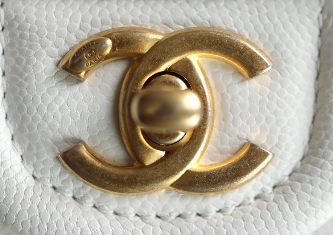 Маленькая булочка из тофу Chanel - белая