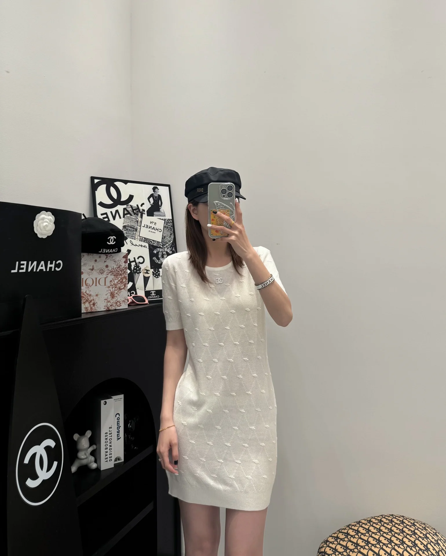 Chanel 2403 - Трикотажное платье с короткими рукавами и стеганым узором - Белое