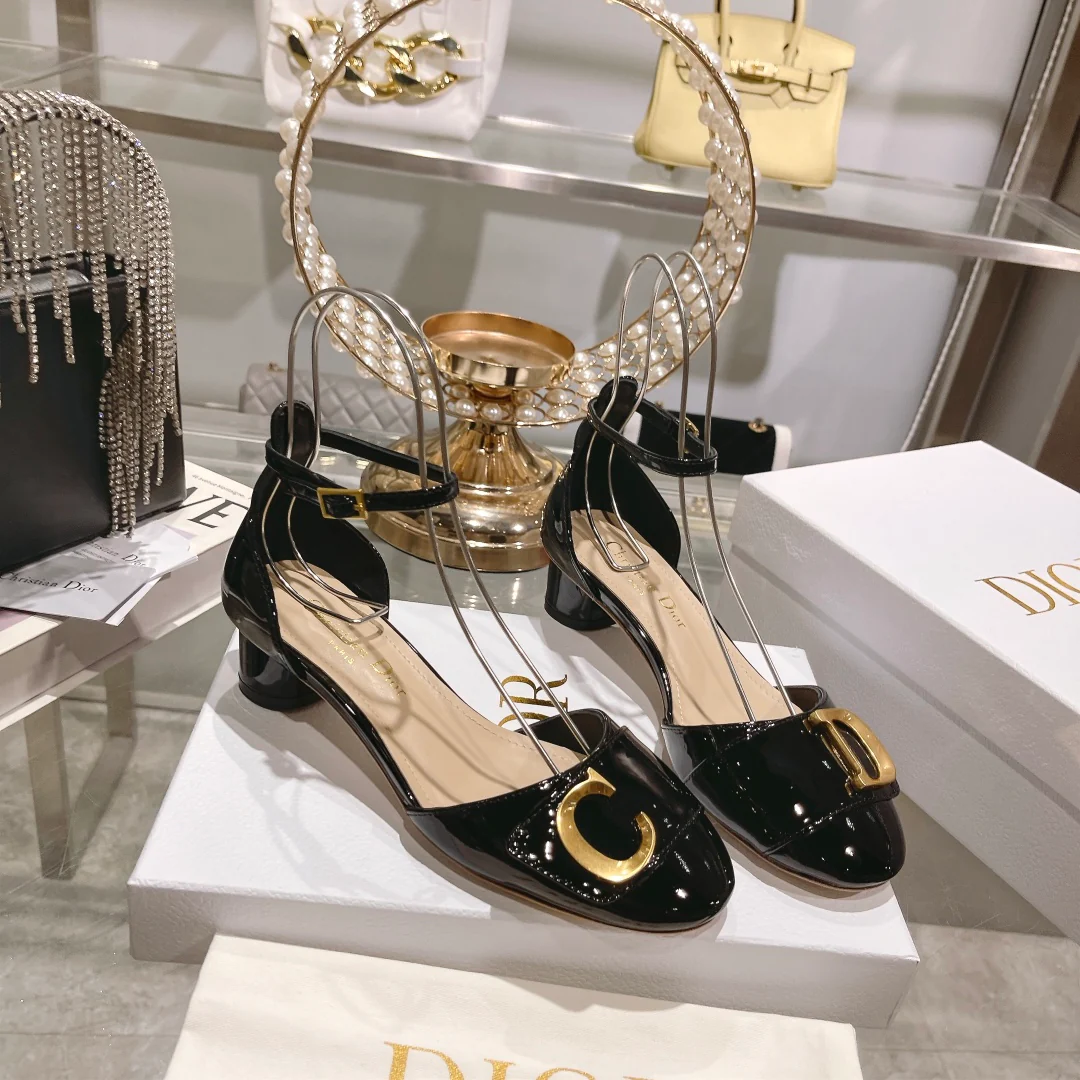 Новинка весны 2023 года от Dior — сандалии с закрытым носком и ажурной подошвой — лакированная кожа, черные.