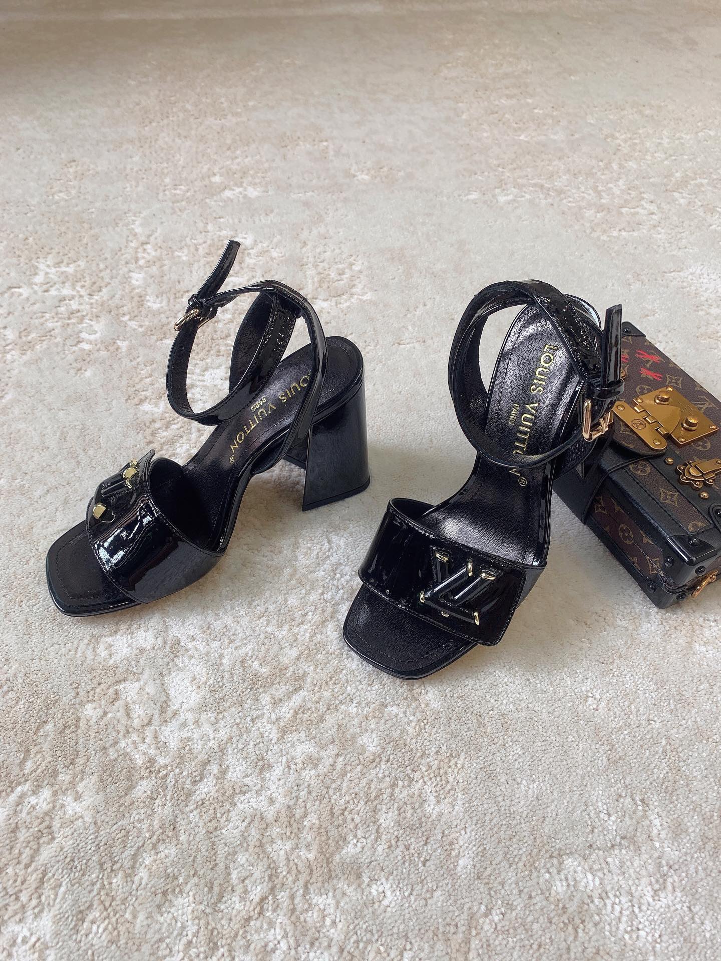 Новинка сезона весна/лето 2023 от LV - Босоножки на высоком каблуке - Черные