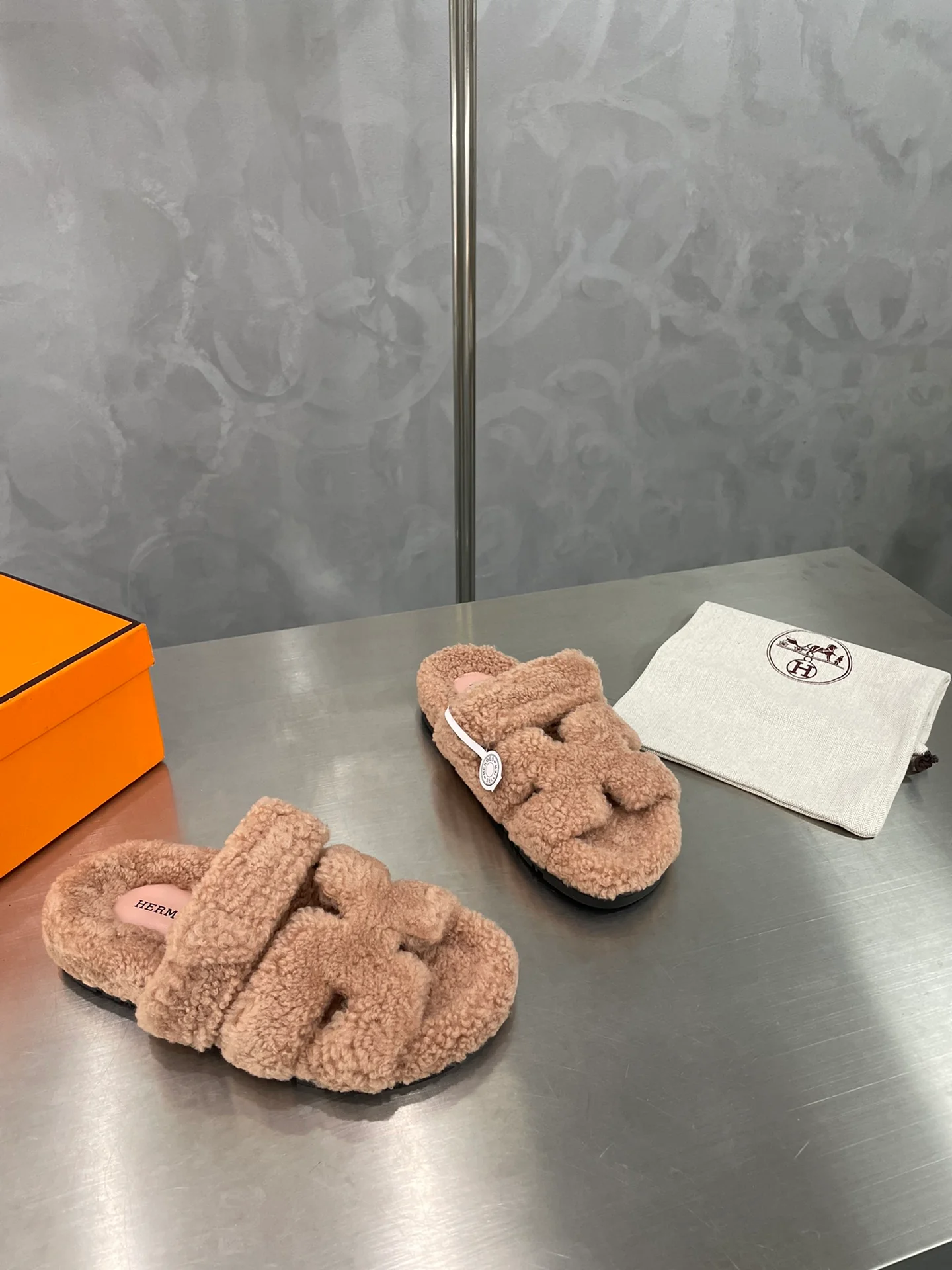 Шерстяные тапочки Hermes Rainbow, абрикосового цвета.