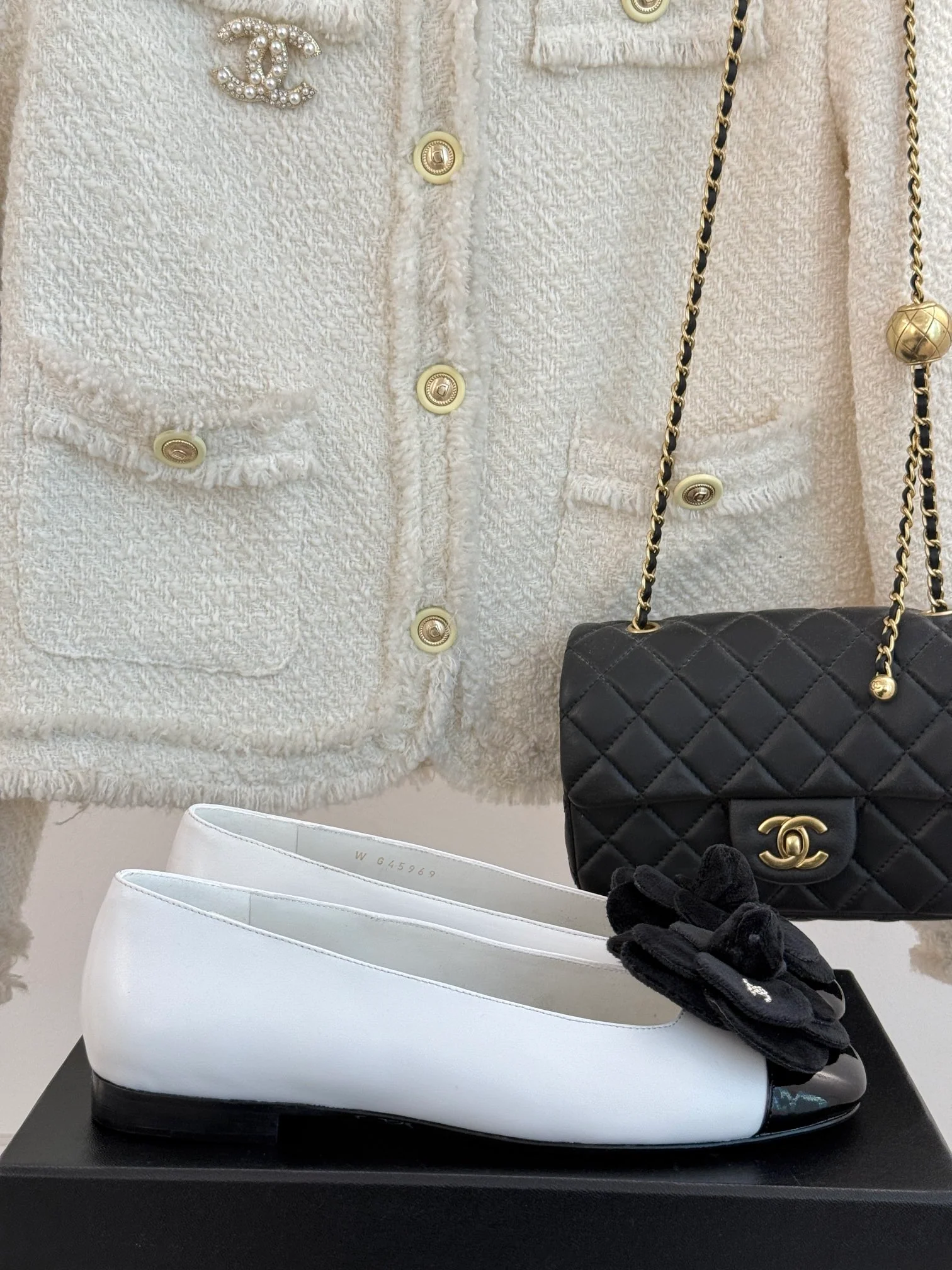 Туфли на низком каблуке Chanel Camellia 2024 — белые