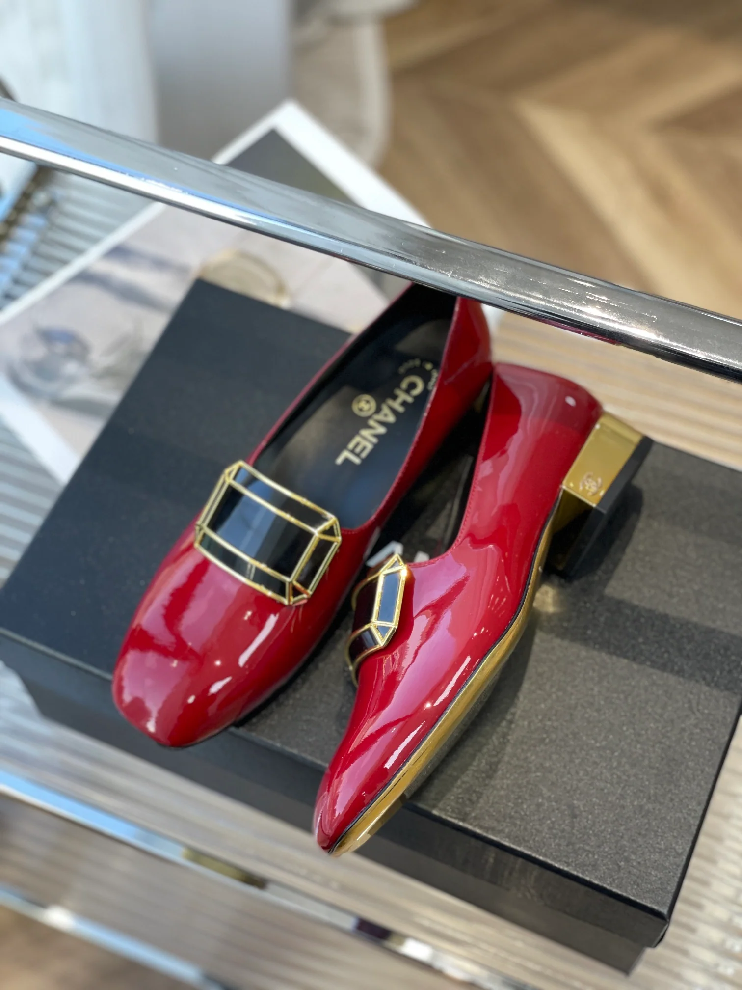 Chanel - Лоферы с пряжкой и украшениями - 1