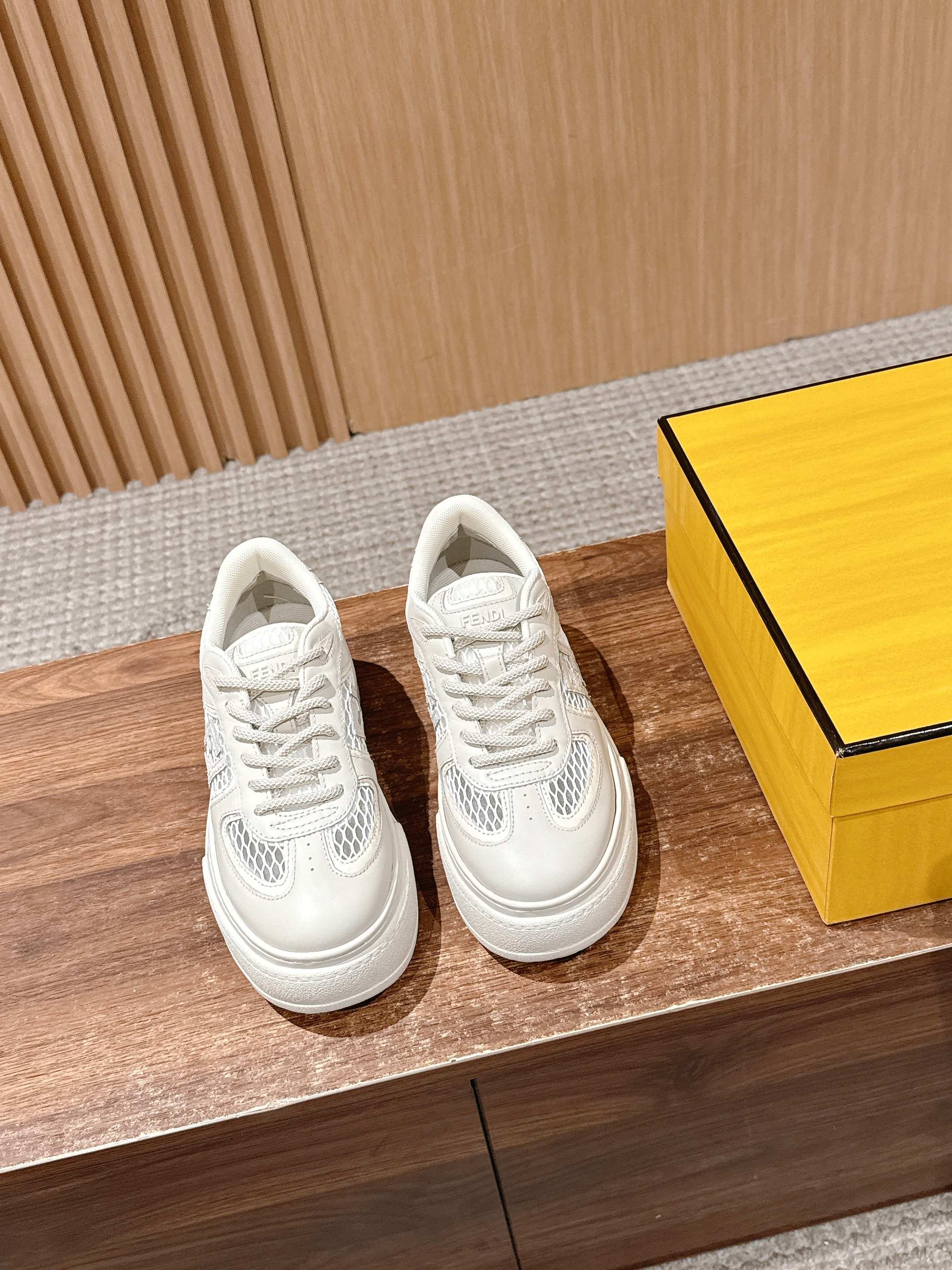 Двухцветные дышащие сетчатые повседневные кроссовки Fendi - белые