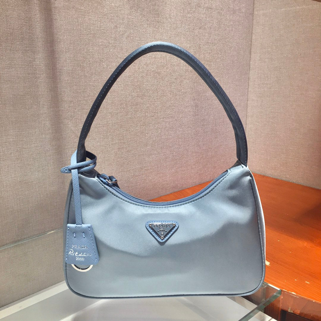 Нейлоновая сумка-хобо Prada, подмышечная, пыльно-голубая.