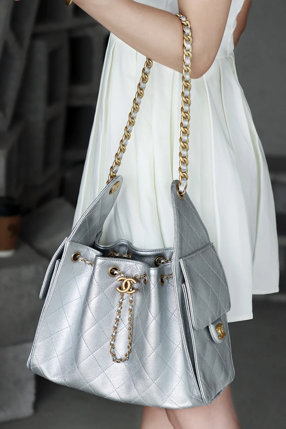 Сумка-хобо Chanel 25c Hippie, серебристая, маленькая, с золотой пряжкой.