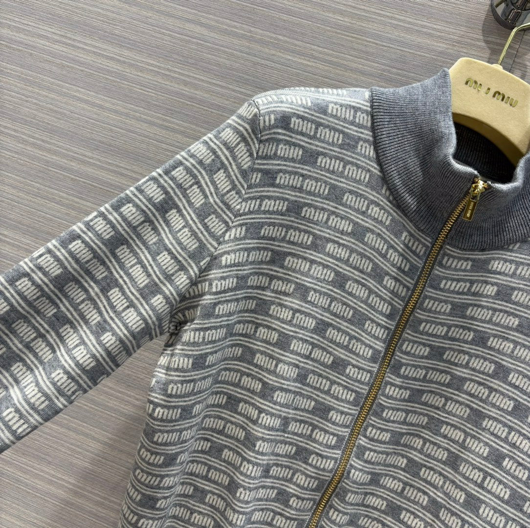 Miu Miu-2404 - Милый и стильный девичий кардиган на молнии, визуально уменьшающий возраст.