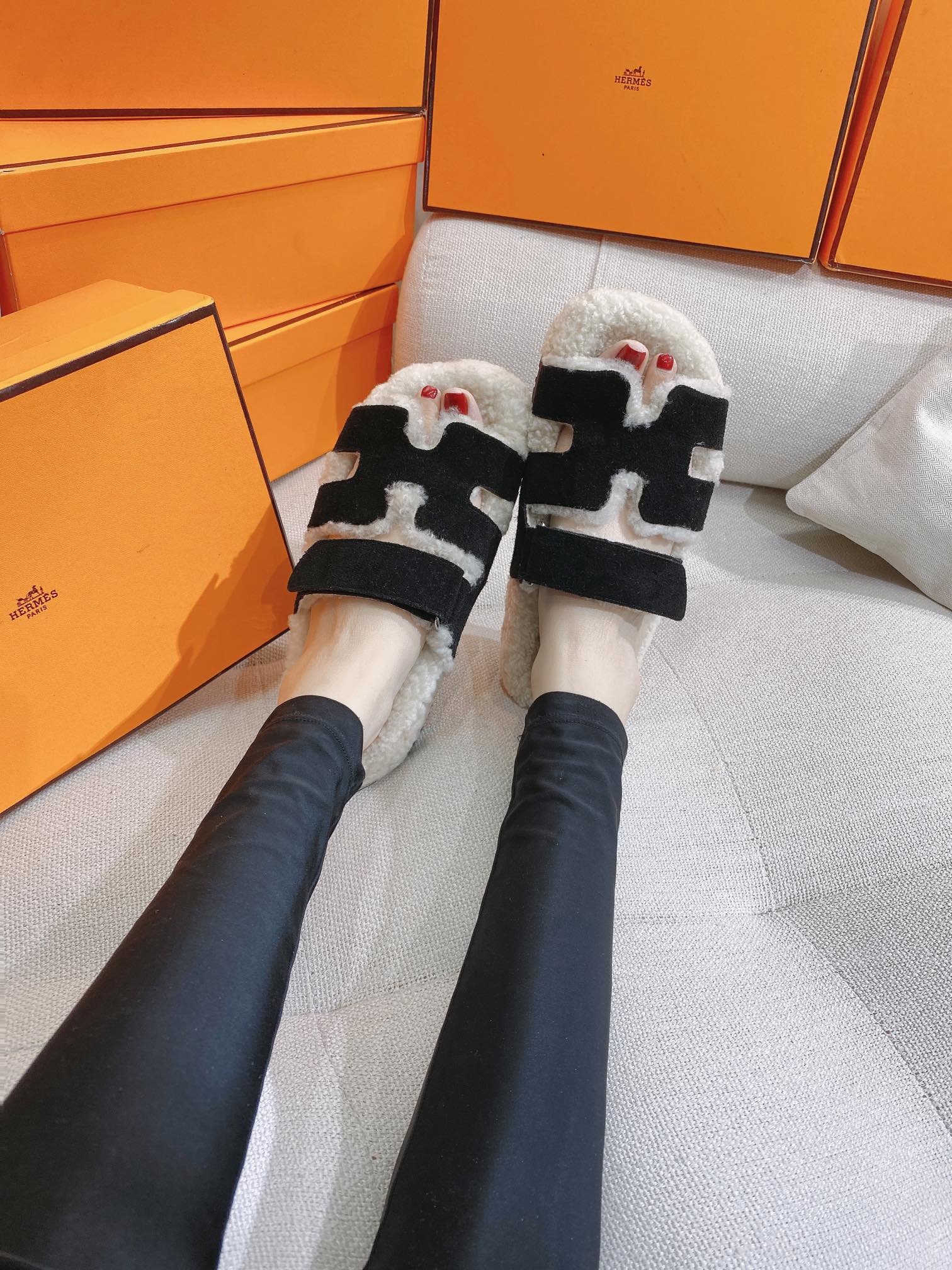 Новинка сезона осень/зима 2022 от Hermes - Домашние тапочки из овечьей шерсти и кожи в стиле пэчворк - Черные - 1 шт.