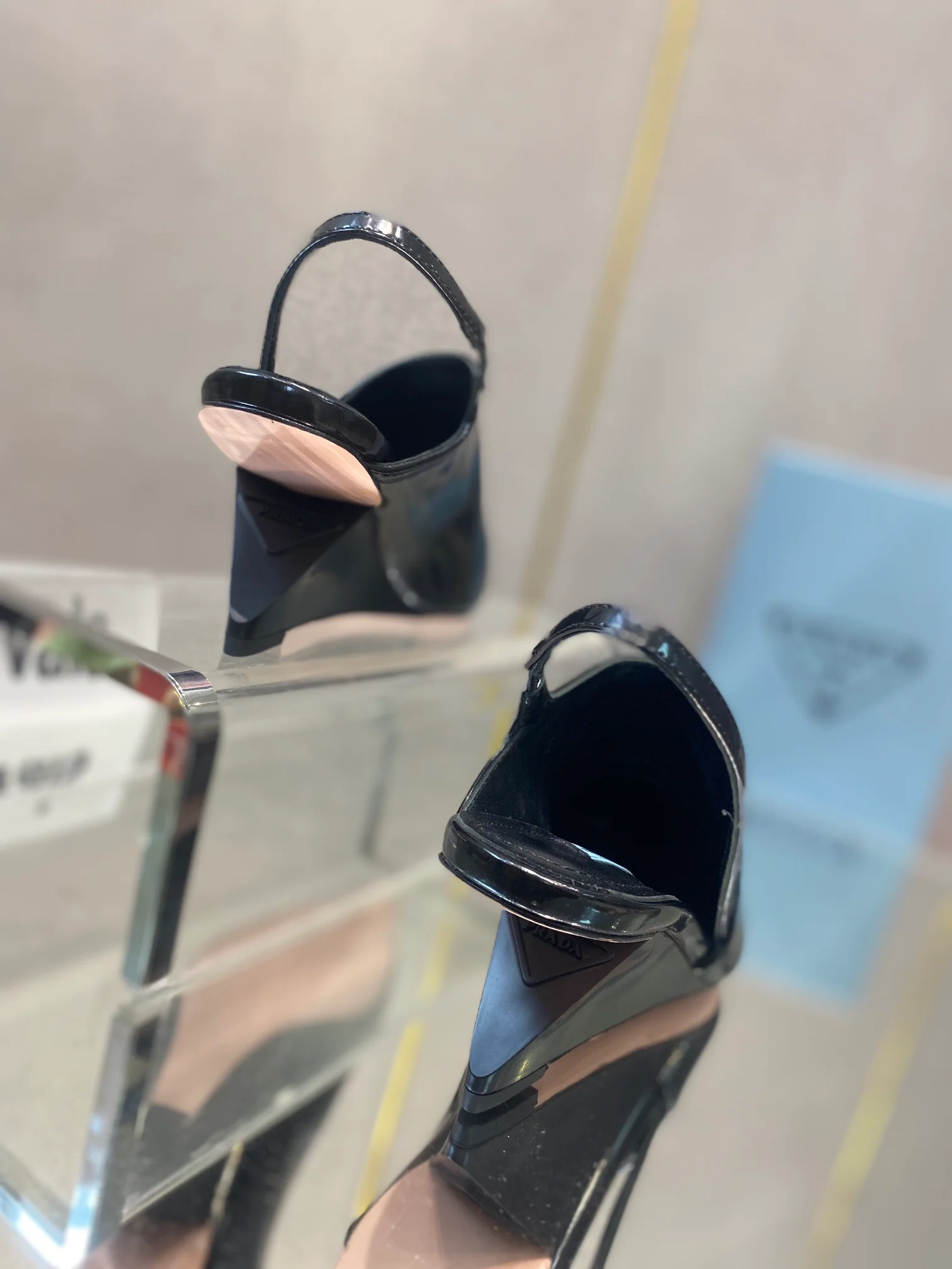 Туфли Prada - туфли Prada с острым носком на низком каблуке - черные