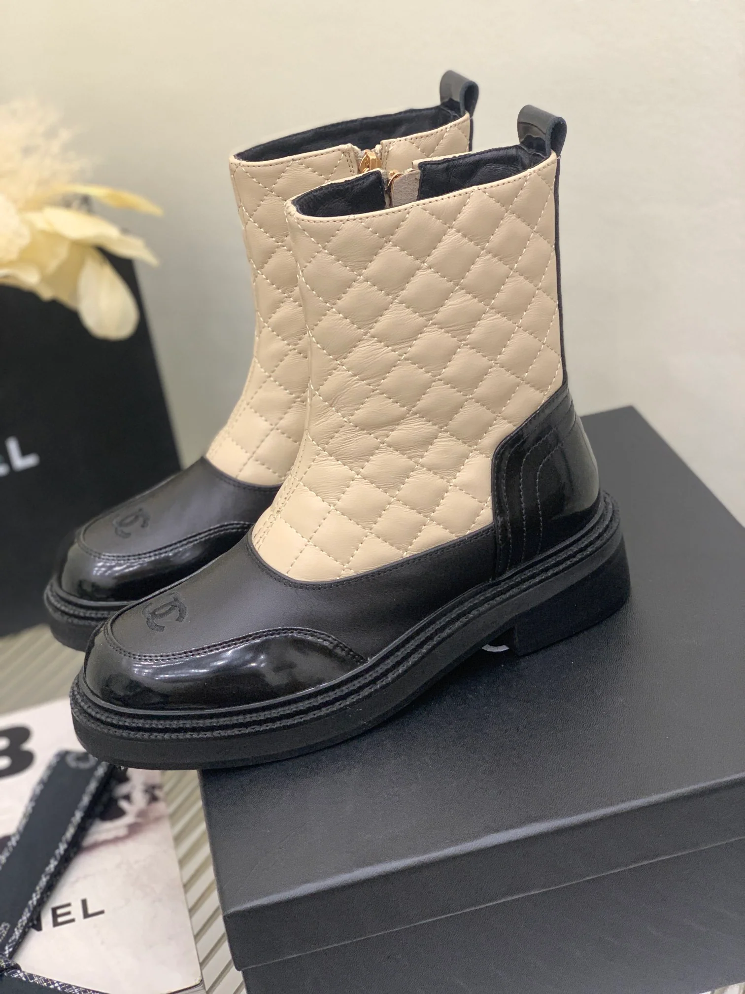 Коллекция Chanel 2022 года с подиума - Ботильоны с бриллиантовыми блестками - Абрикосовый цвет