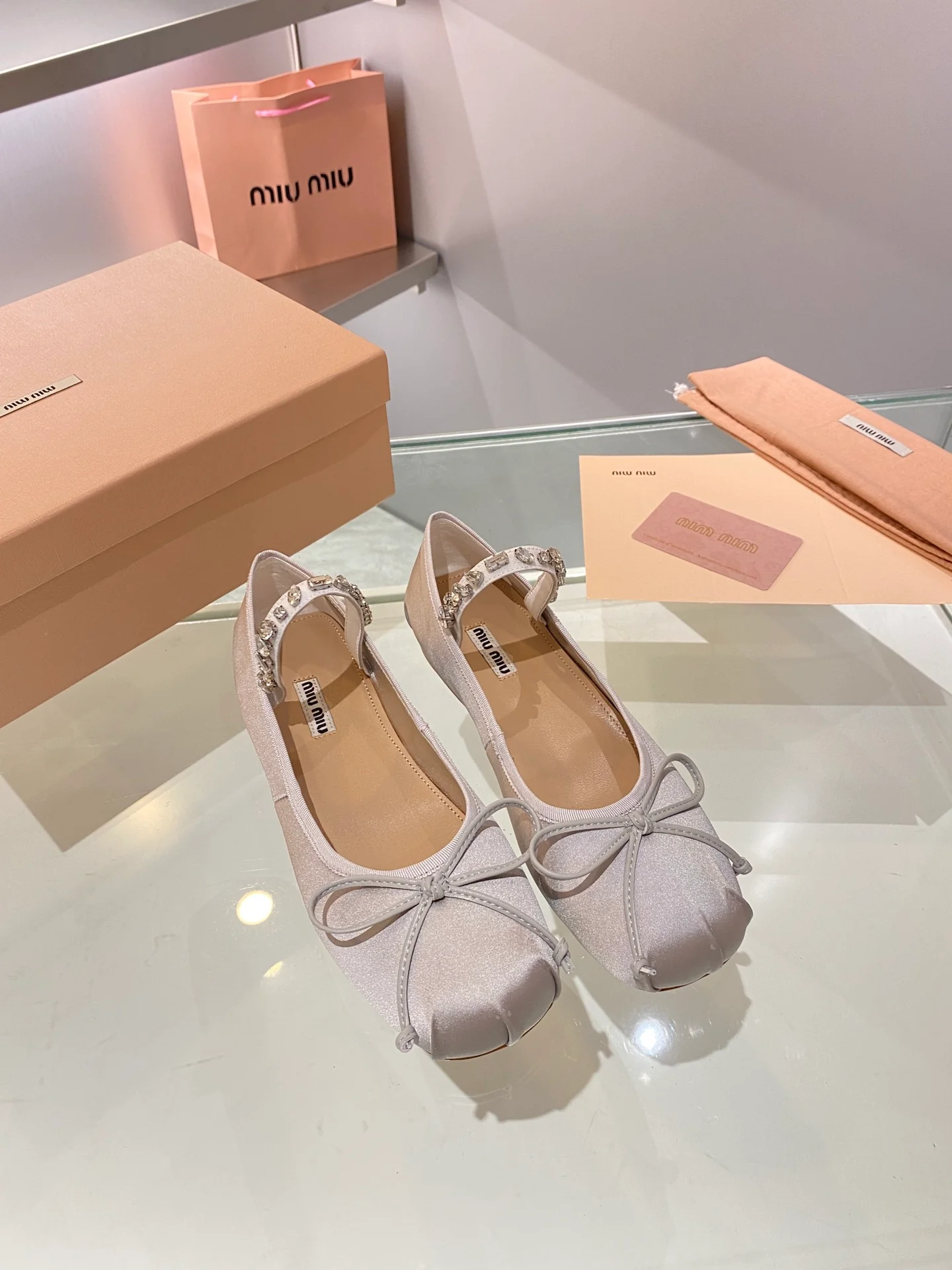 Новые поступления коллекции Miu Miu осень/зима 2023 — Балетки — Серебристые