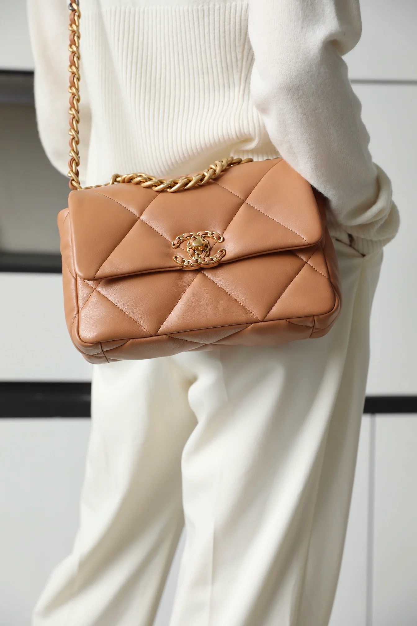 Сумка Chanel 19 — карамельного цвета с золотой фурнитурой — маленький размер — на фото: в сумке.