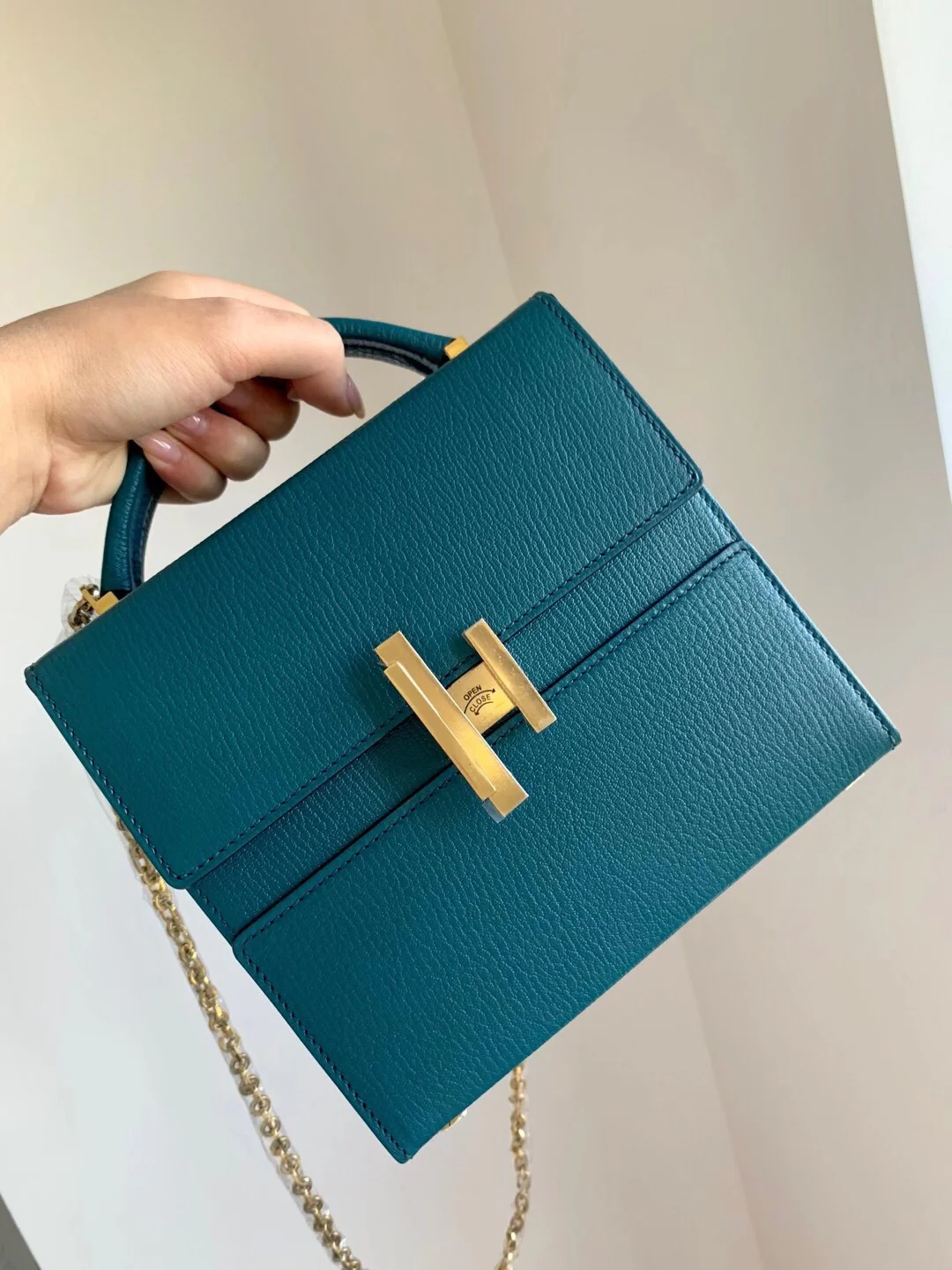 Hermes Cinhetic 24 Chevre Bosphorus Green с пряжкой из светлого золота