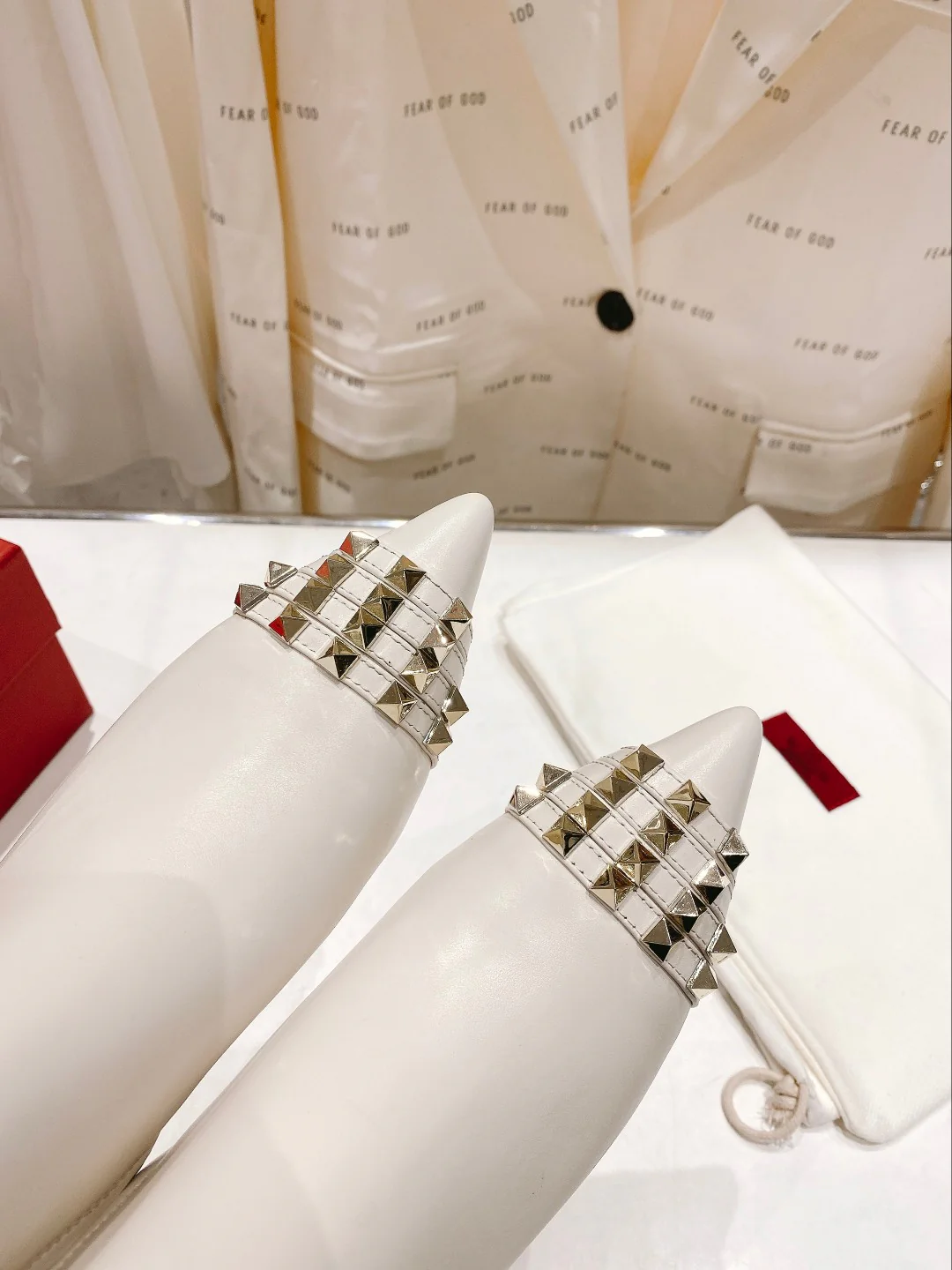 Ботильоны Valentino на шпильке с заклепками - белые