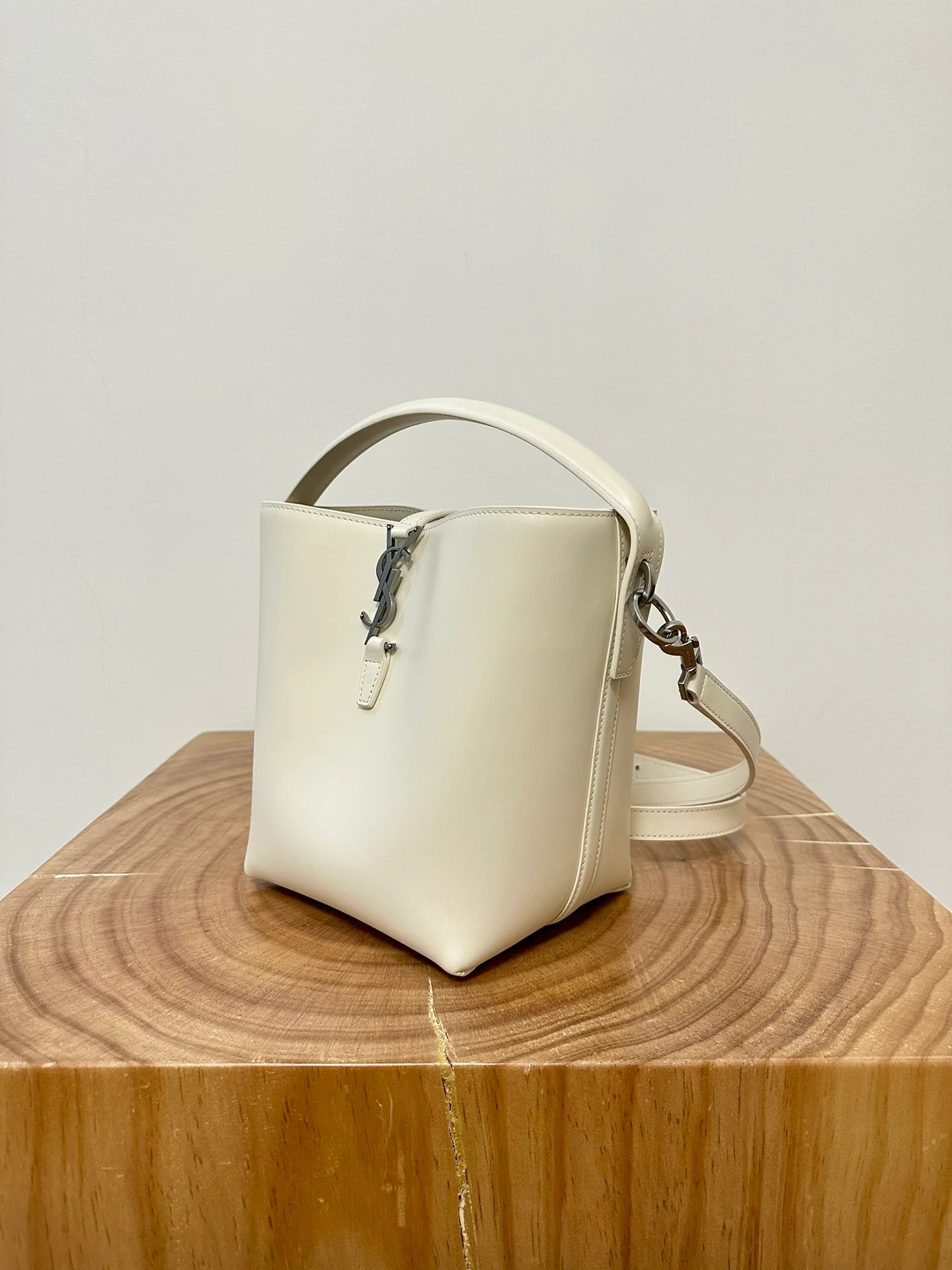 Сумка-ведро YSL Hobo – белая с серебристой фурнитурой – маленькая