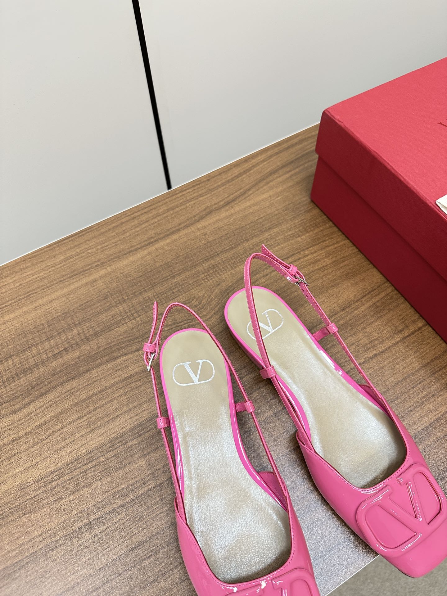 Новинка сезона весна/лето 2023 от Valentino - Большие сандалии-балетки с V-образным вырезом - Розовые