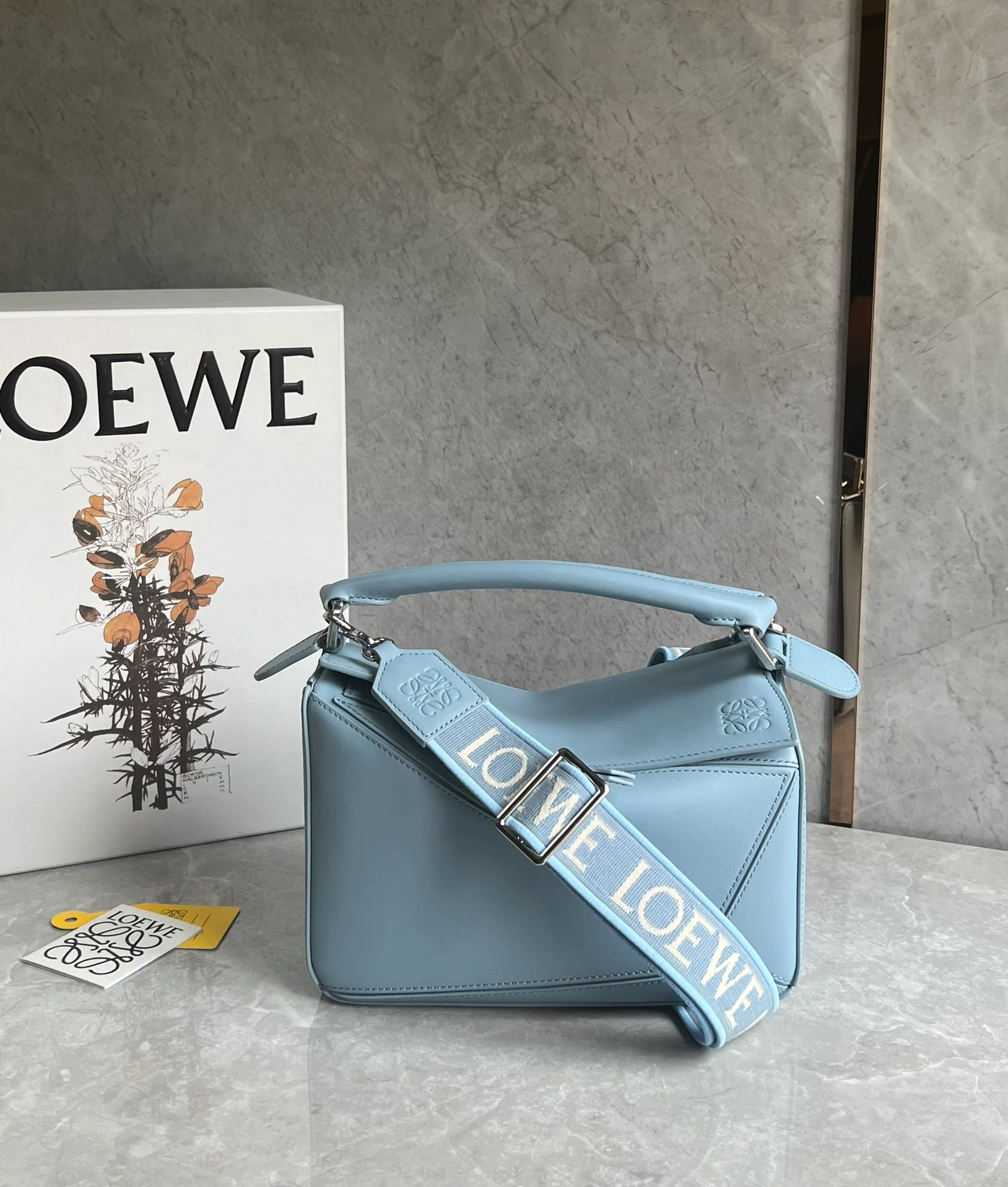 Кожаный костюм Loewe Puzzle, светло-голубой, размер S.