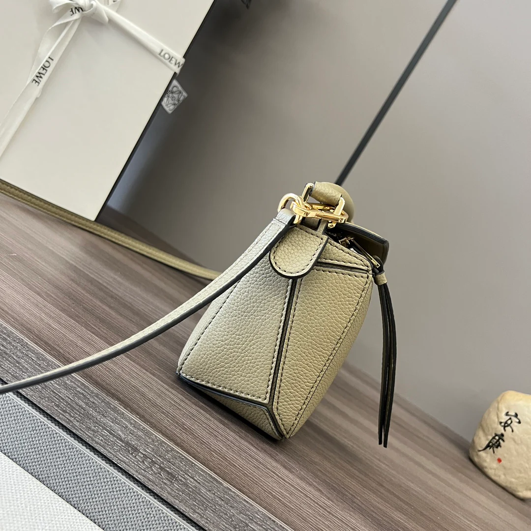 Сумочка Loewe Grain Leather Puzzle Handbag Mini Artichoke Green из зернистой кожи.