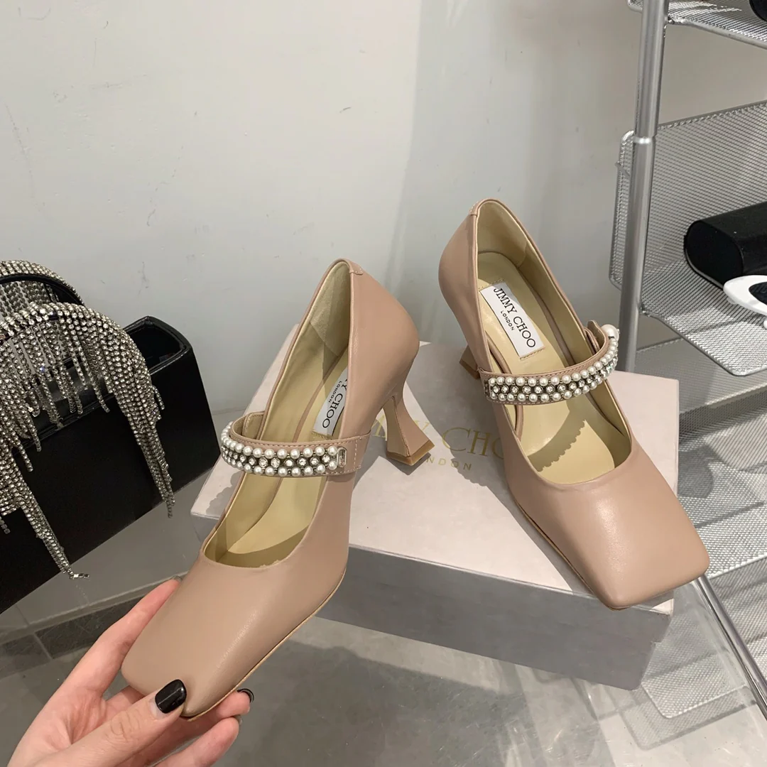 Туфли на высоком каблуке Jimmy с квадратным носком и пряжкой из жемчужной цепочки.