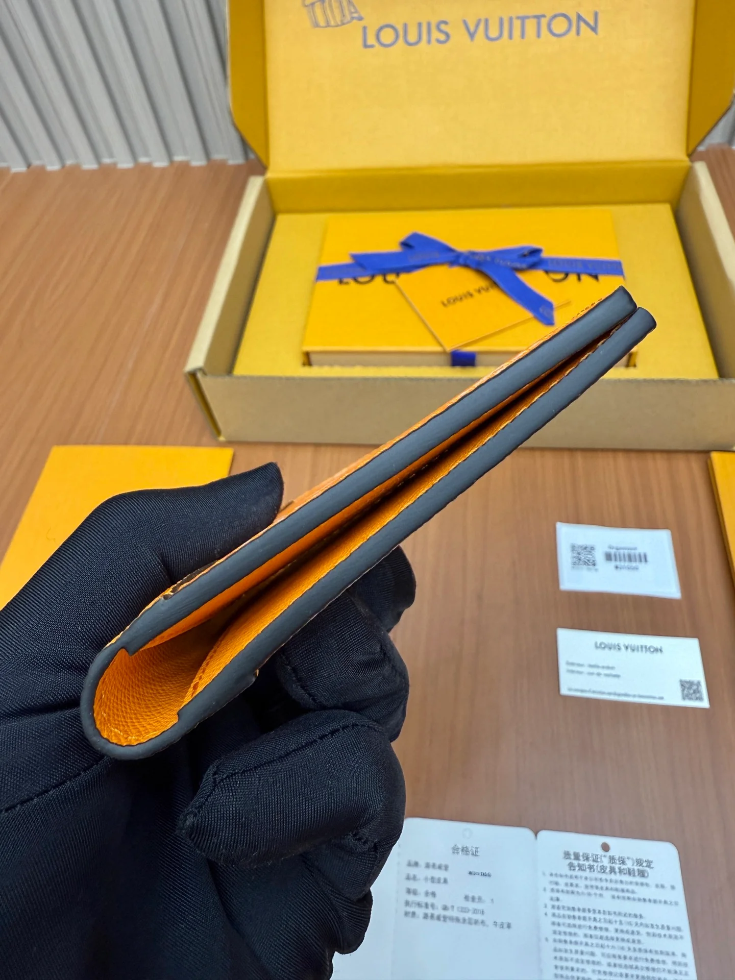 Кошелек для визитных карточек LV-m31050 из цельной стали - оранжевый, с монограммой.