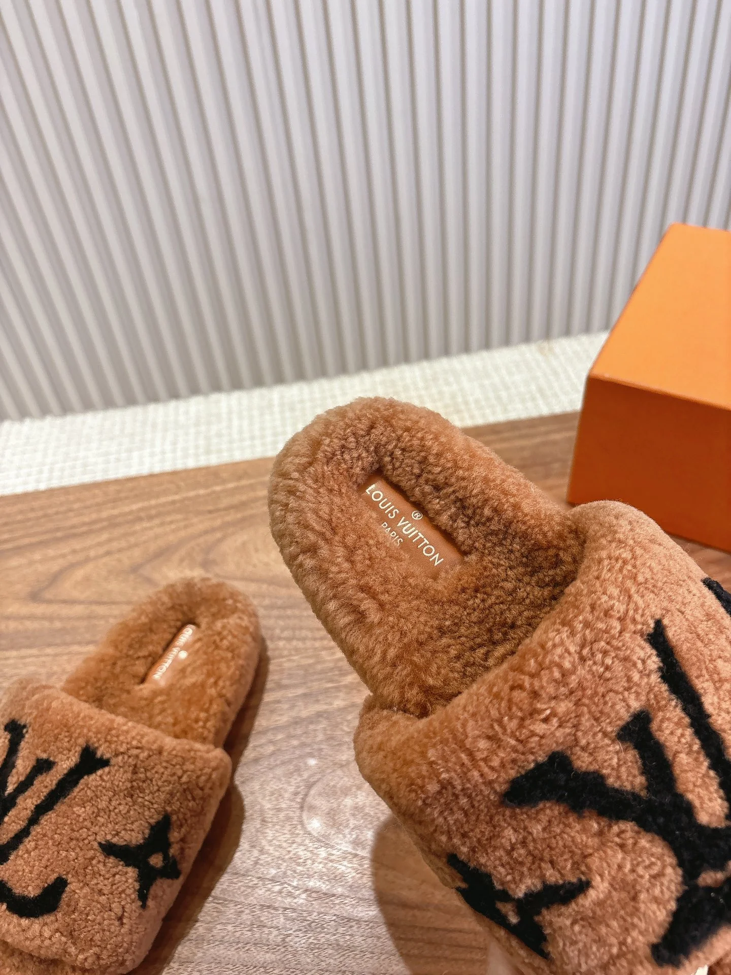 LV-2024 Шерстяные тапочки - Темно-коричневые