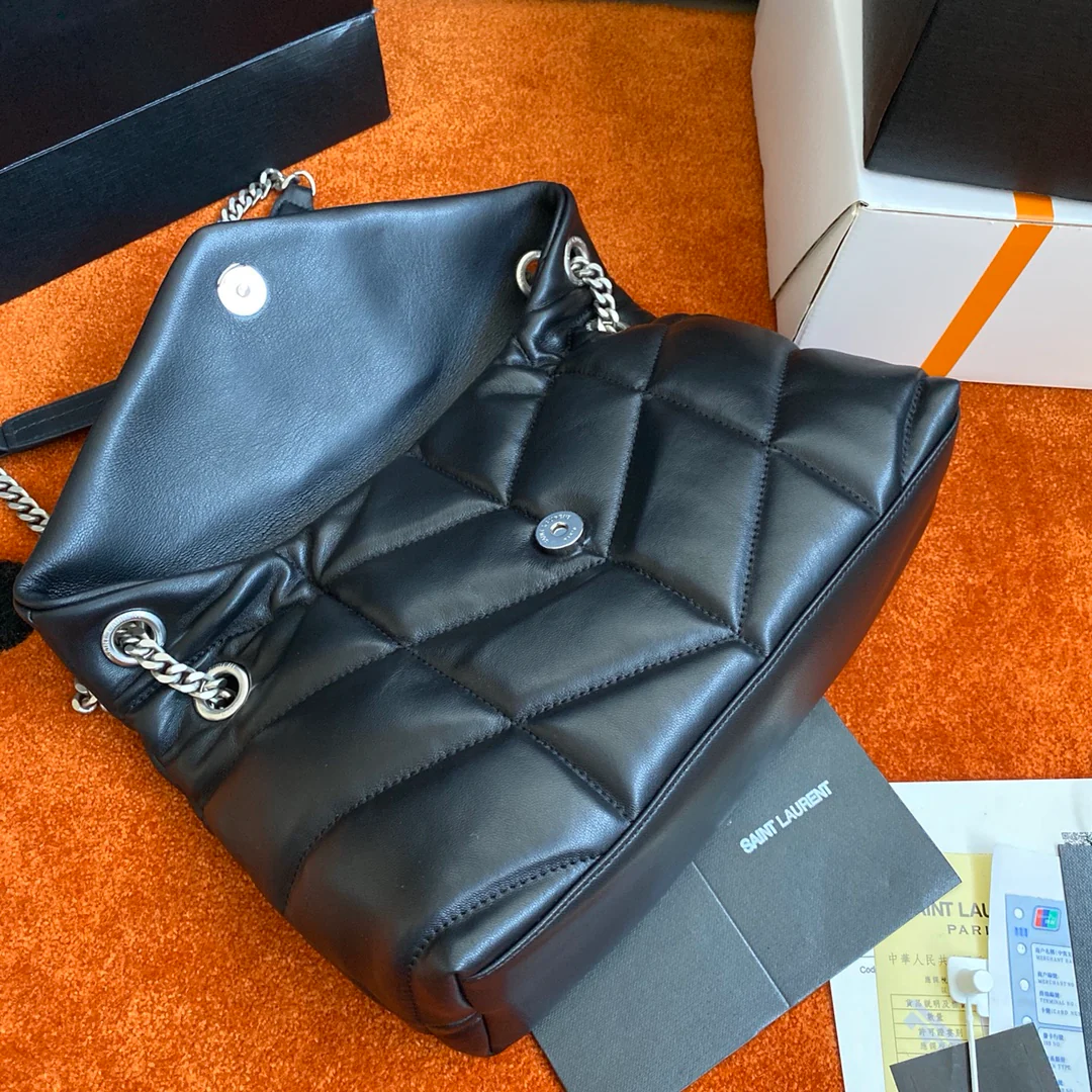 Сумка-пуховик YSL из овечьей кожи — черная с серебряной пряжкой — маленькая.