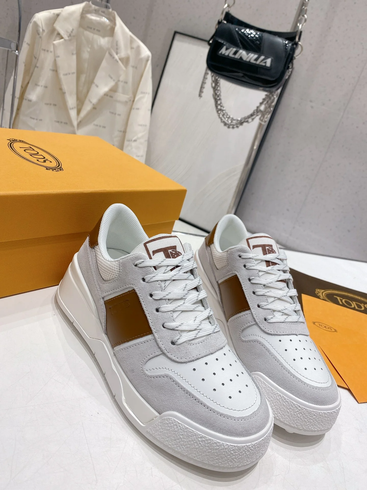 Весенняя коллекция Tods 2023 — Повседневная обувь — Парная модель — Коричневая отделка