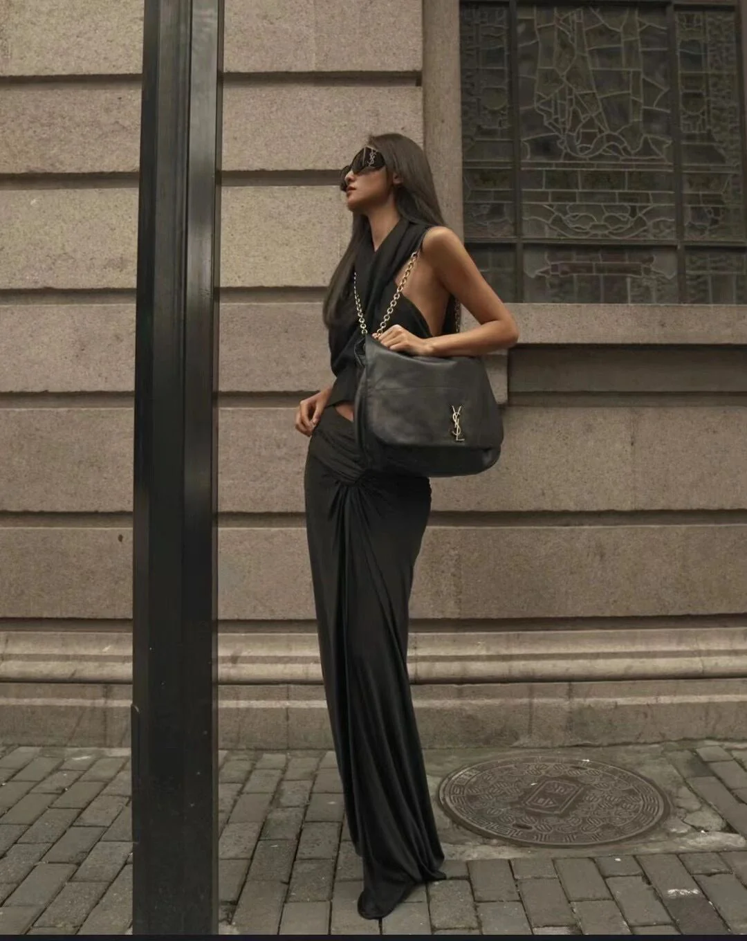 Сумка YSL из кожи ягненка наппа с двумя цепочками — в стиле Джейми — фотографии в одежде.