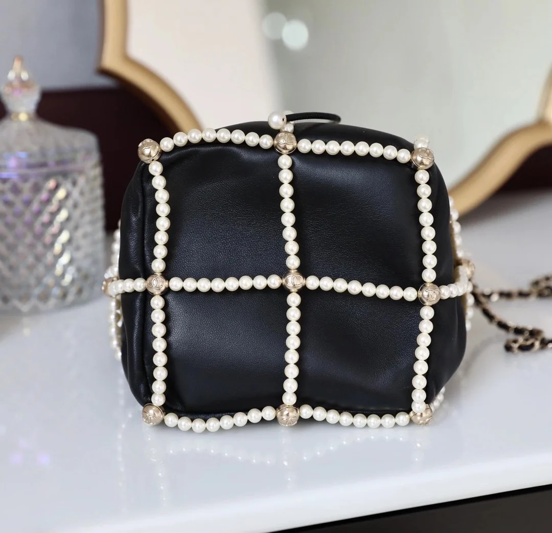 Сумка-ведро Chanel с жемчужным декором на завязках