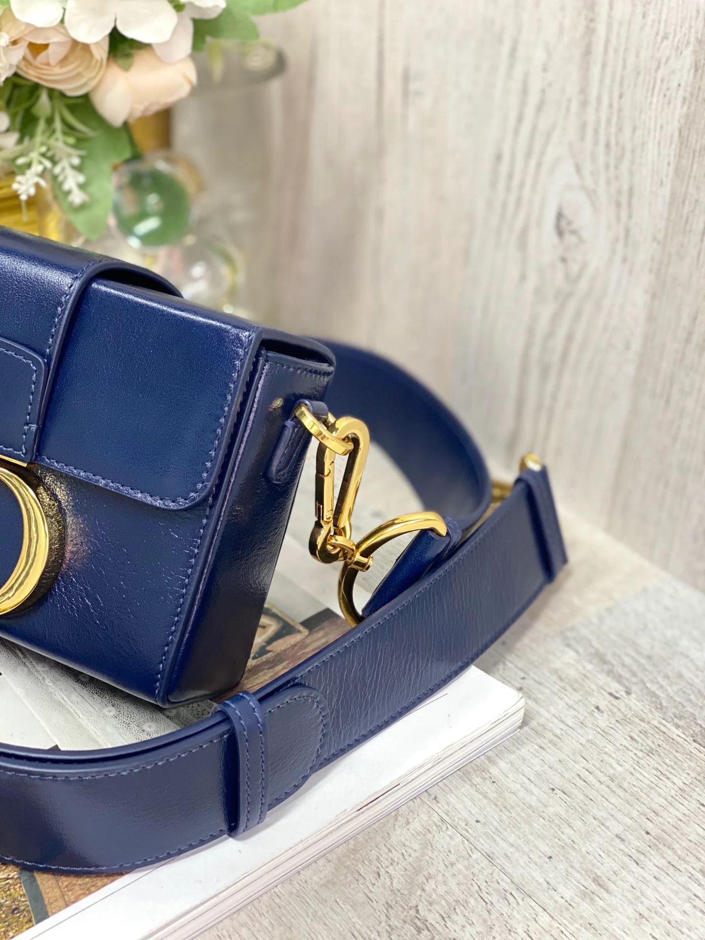 Миниатюрная коробочка Dior Montaigne с золотой пряжкой, 17,5 см, темно-синяя.