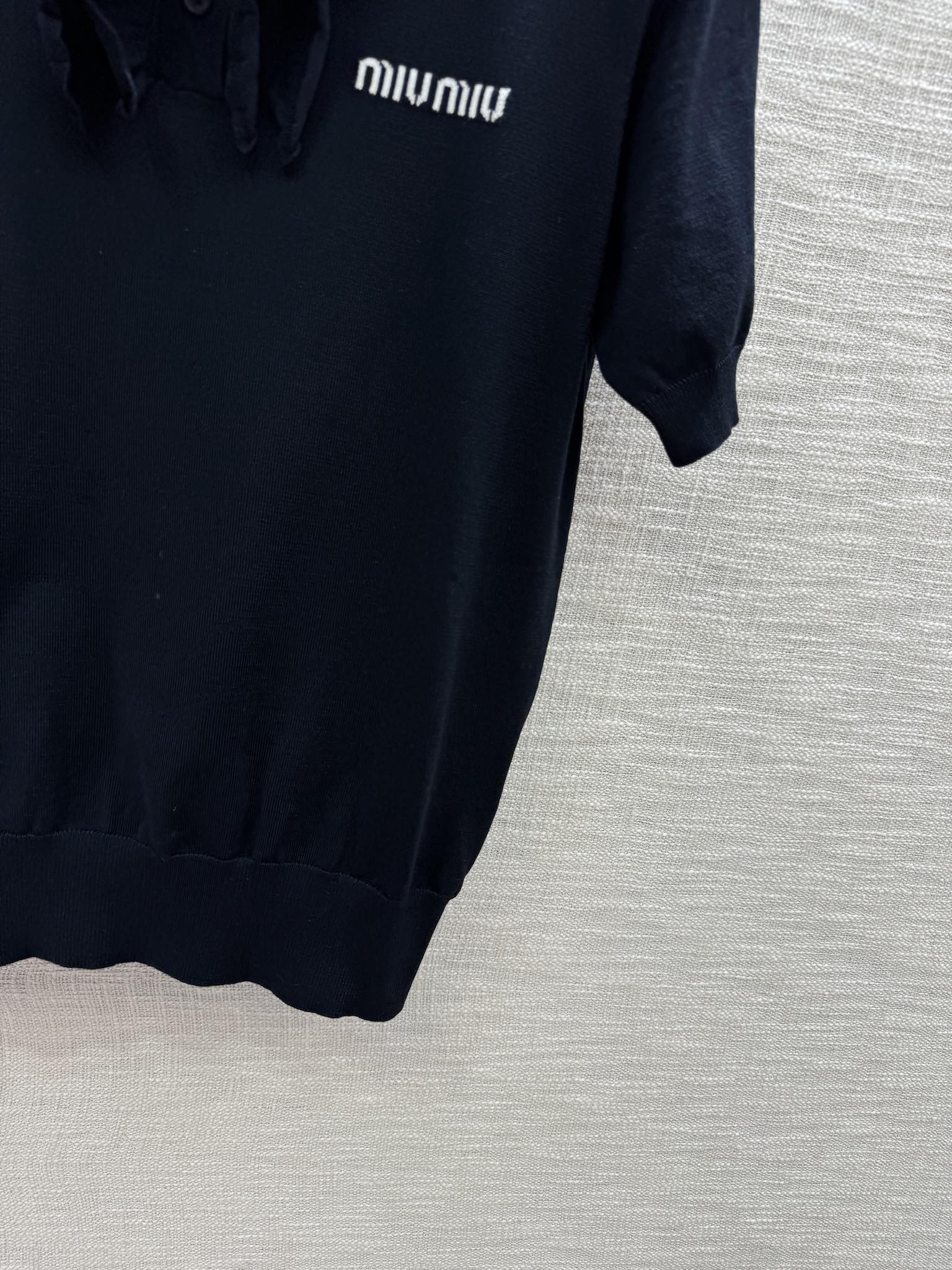 Miu Miu-2404 - Трикотажная футболка с коротким рукавом и воротником-поло с оборками, черная