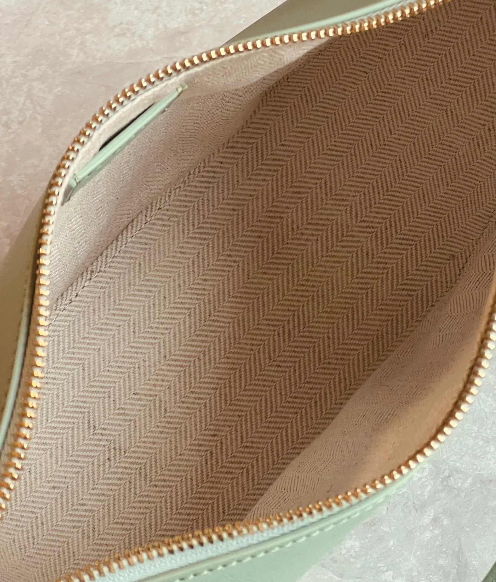 Сумка-хобо Loewe Hammock, светло-зеленая.