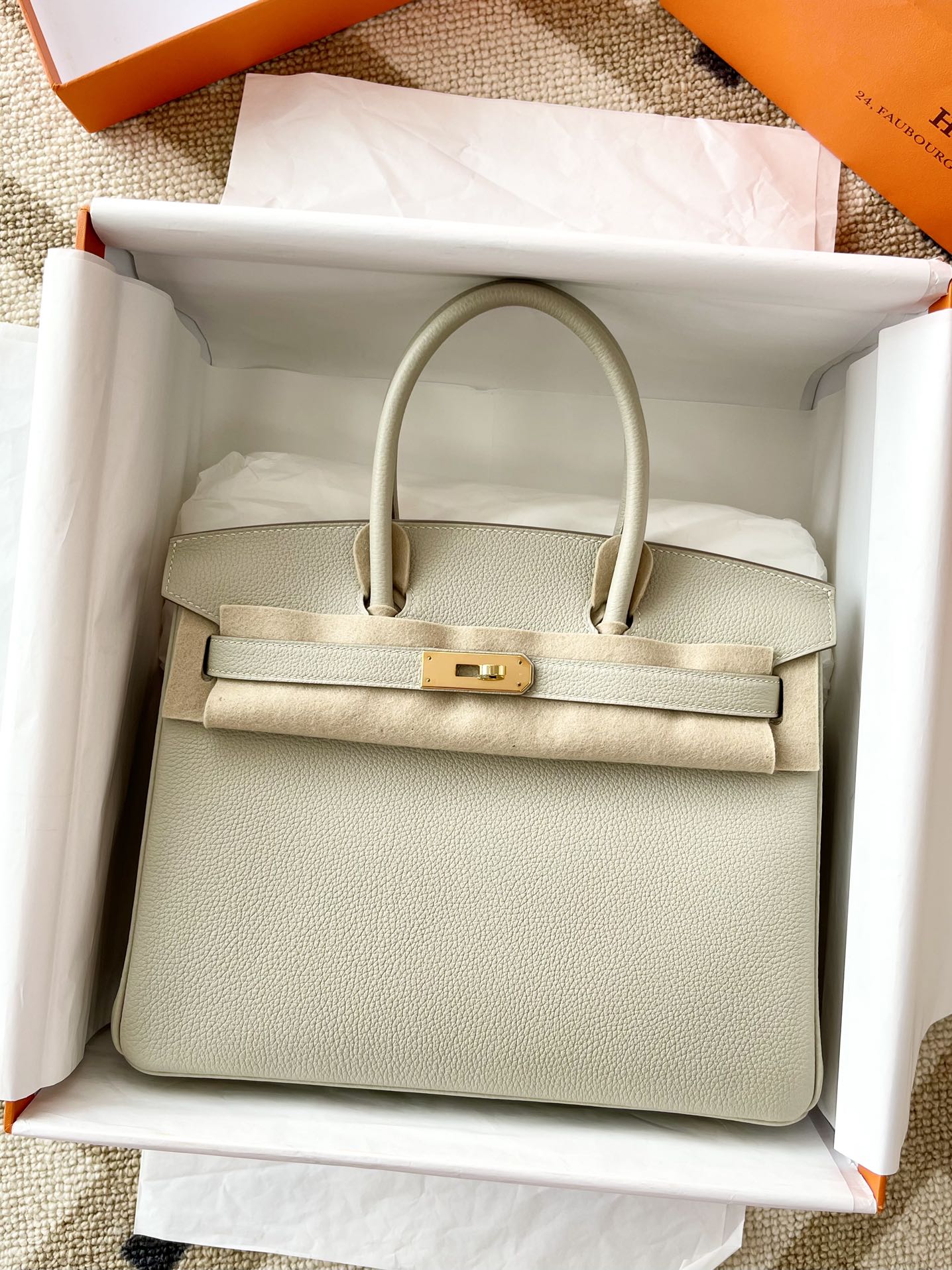 Сумка Hermes Birkin 30 Togo 80 жемчужно-серого цвета с золотой фурнитурой.