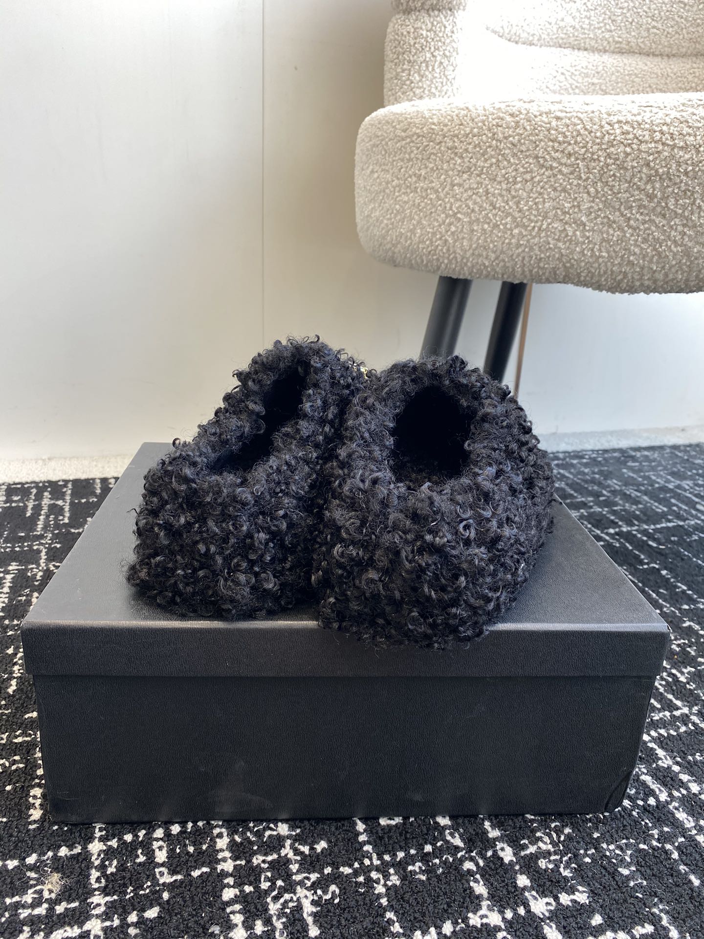 Меховые тапочки Chanel 2024 - черные