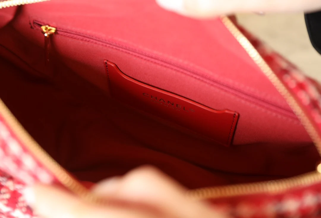 Сумка-хобо Chanel-Plover в красную клетку, полумесяц