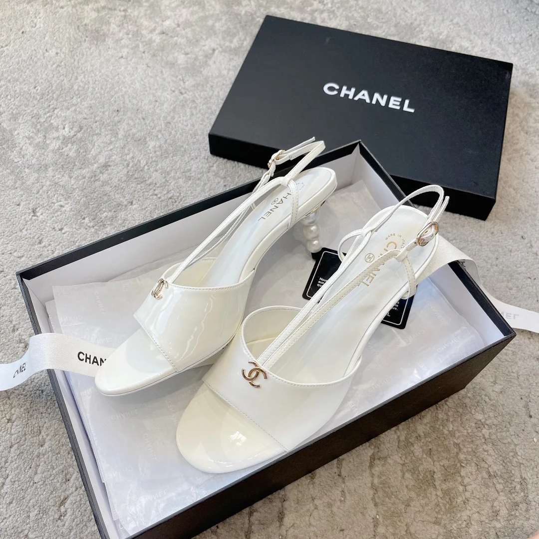 Новинка сезона весна/лето 2023 от Chanel - Босоножки на среднем каблуке с жемчужным верхом - Белые