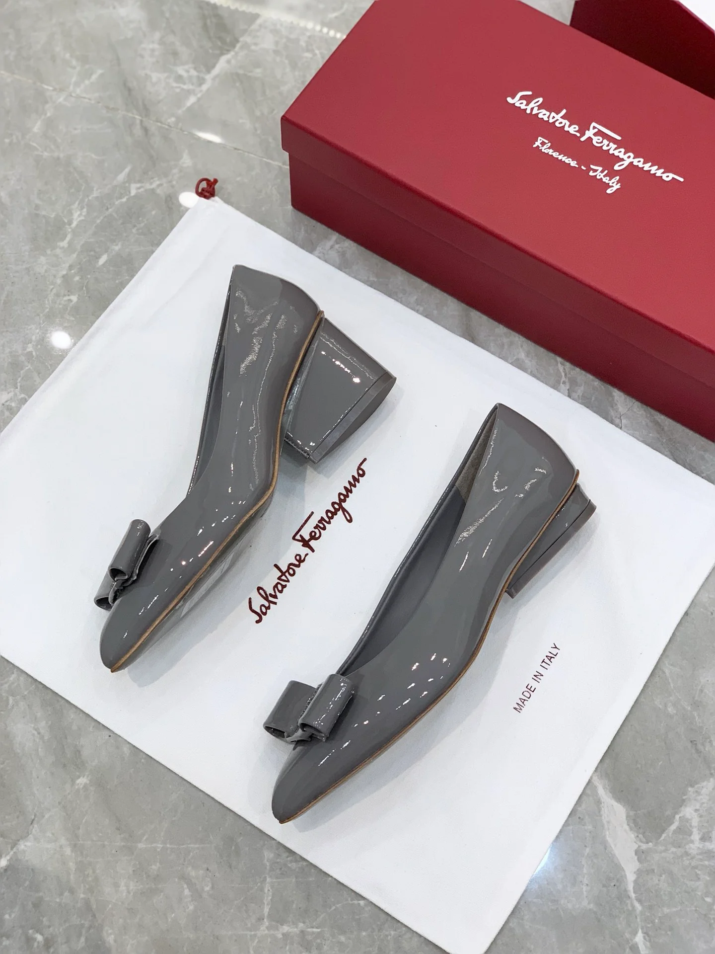 Туфли Salvatore Ferragamo - балетки Ferragamo Viva на низком каблуке с острым носком - лакированная кожа, серые