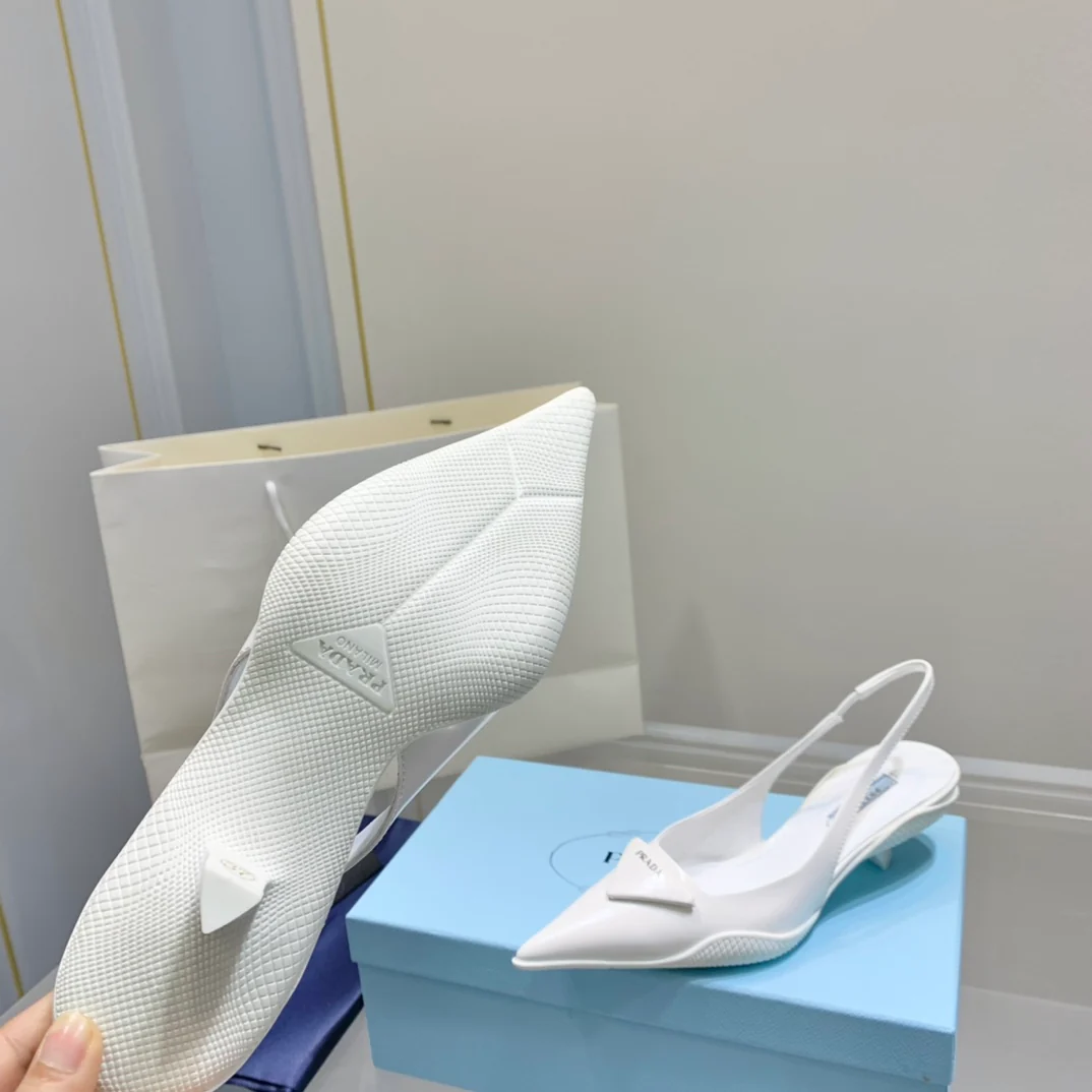 Prada - Белые туфли на низком каблуке