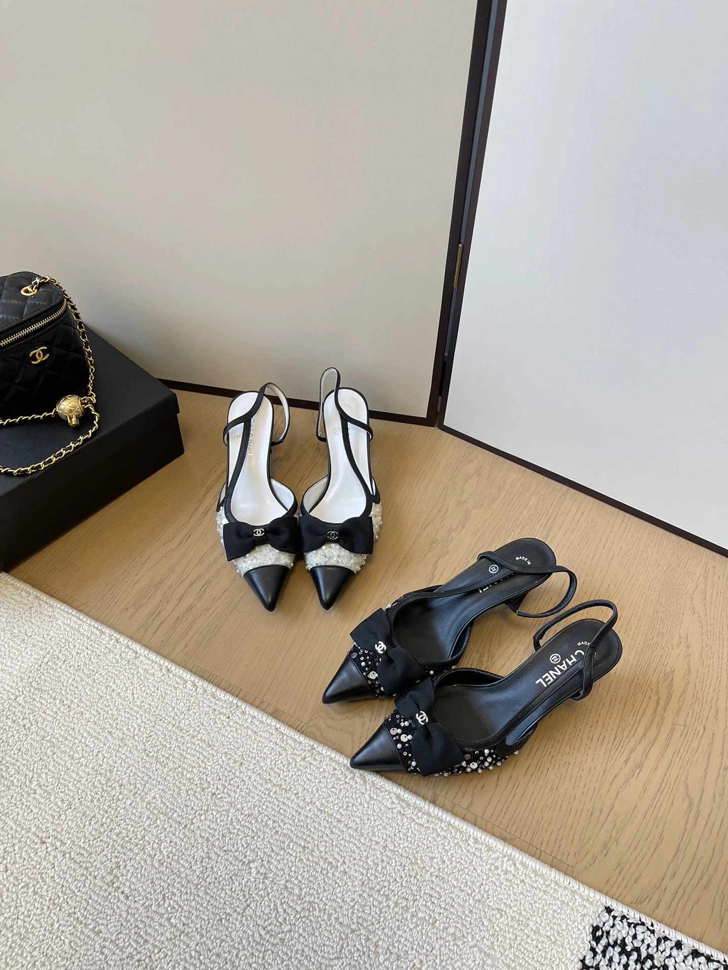 Туфли на высоком каблуке с острым носком и лентой от Chanel 2024 года - изображение из коллекции.