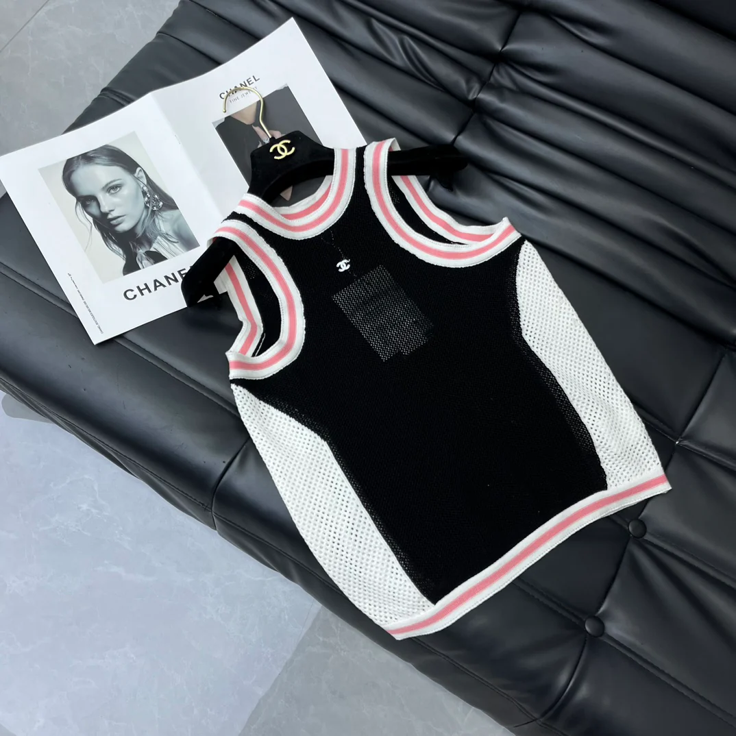 Chanel - 2403-24 Новинка: Жилет с вырезом на плечах